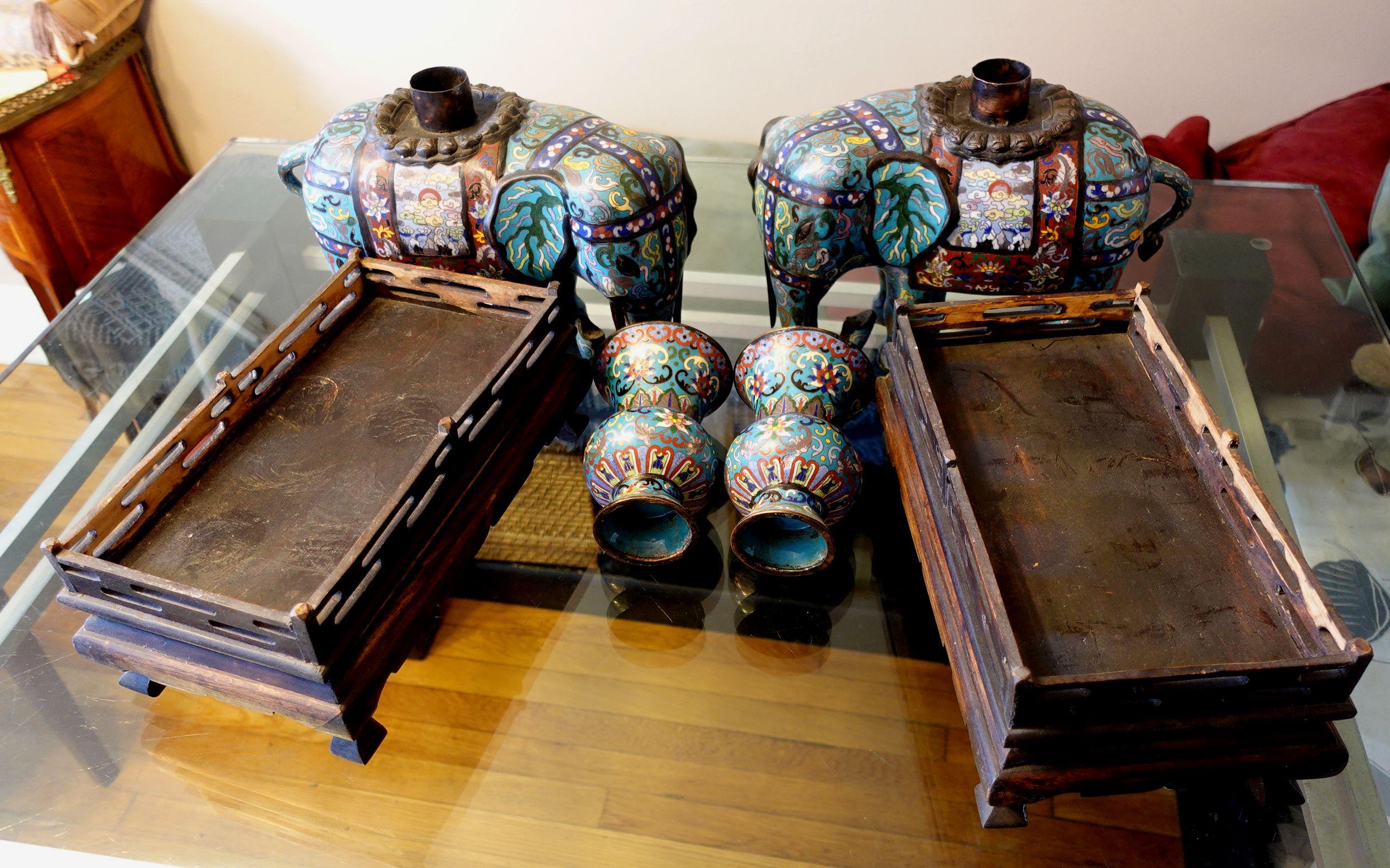 Coppia cinese di grandi elefanti cloisonné con supporti in Wood in vendita 5