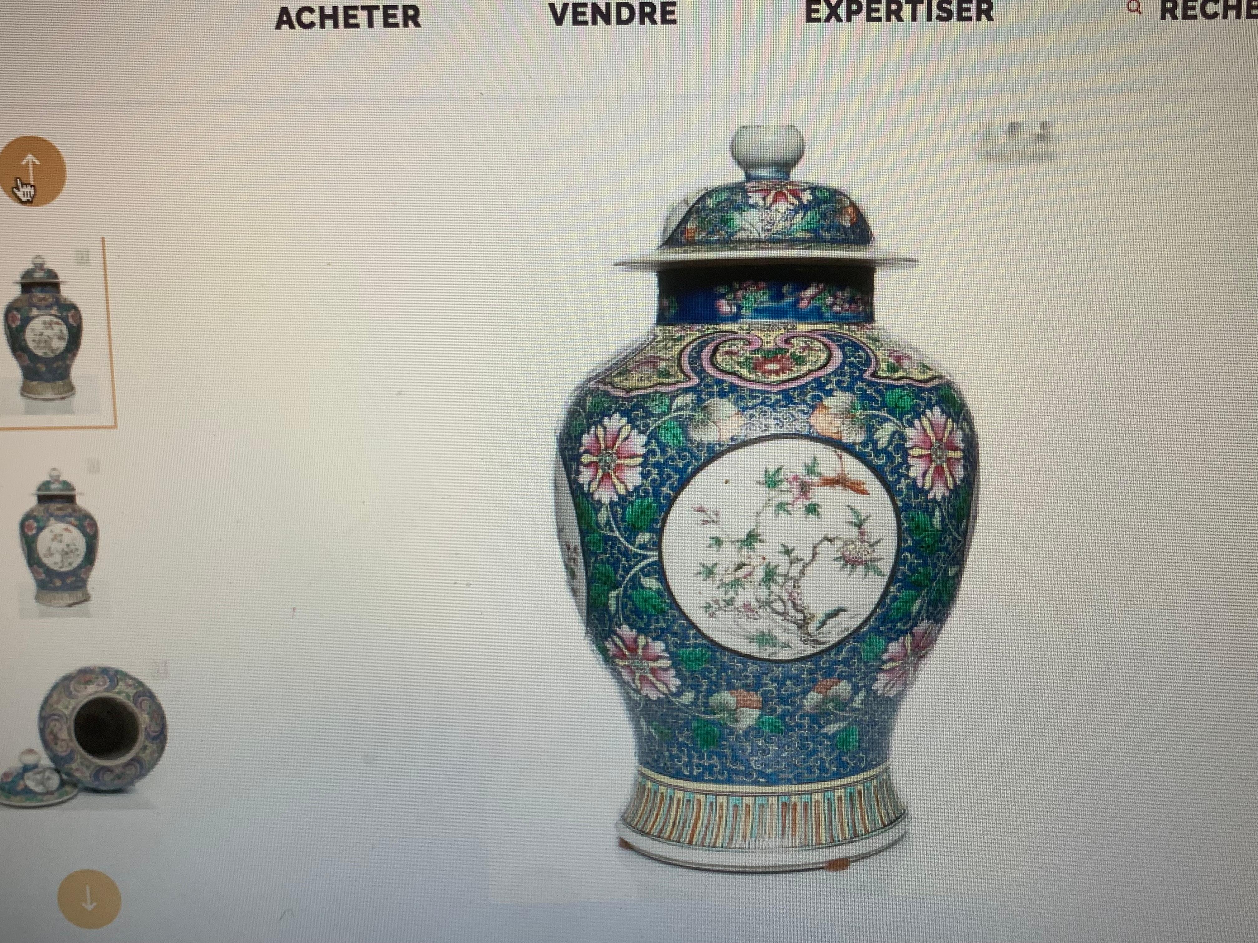 Chinese pair of vase porcelain In Good Condition For Sale In Los Angeles, CA