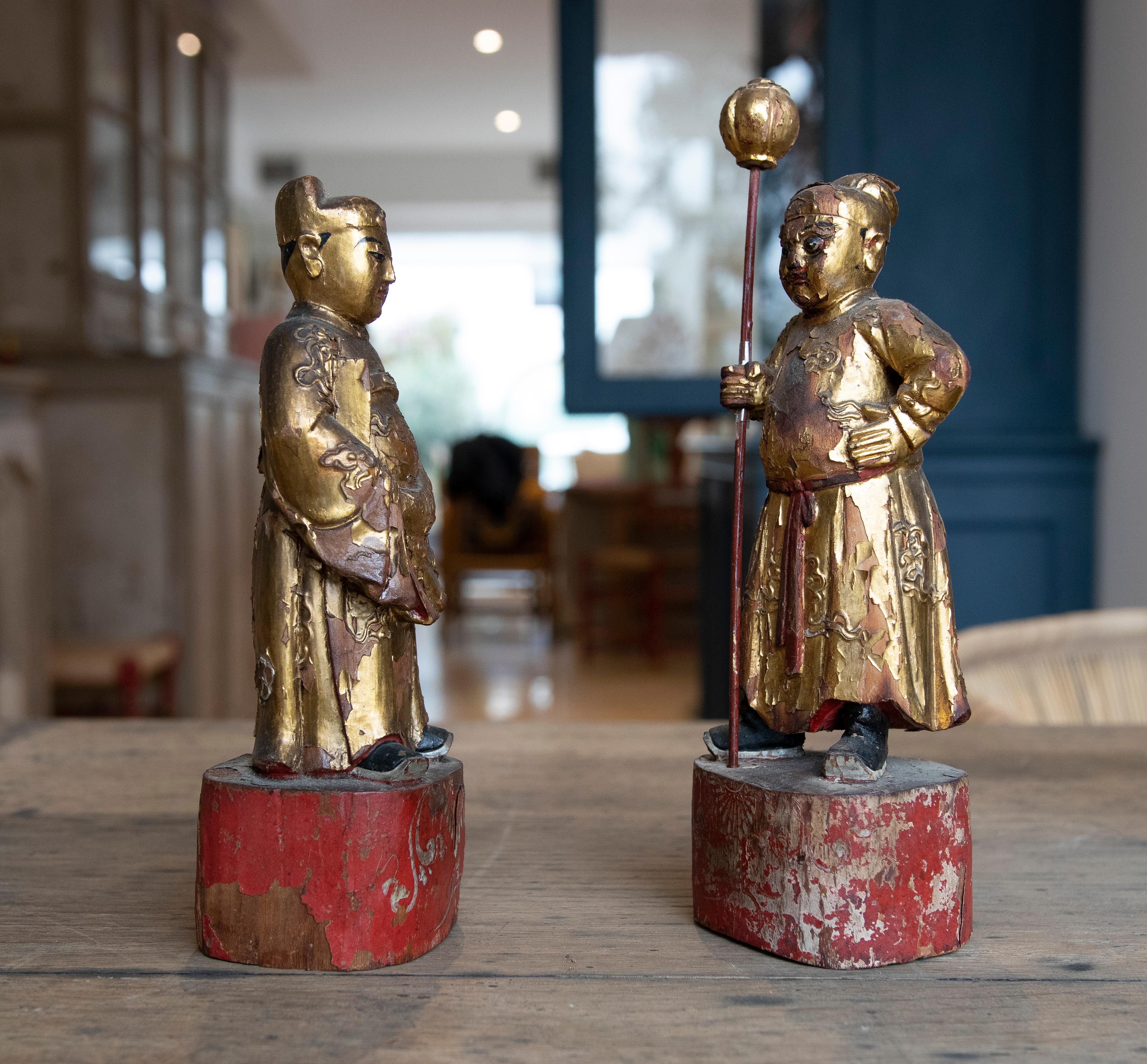 Chinesisches Paar aus Holz geschnitzt und polychrome Skulpturen von chinesischen Kriegern.