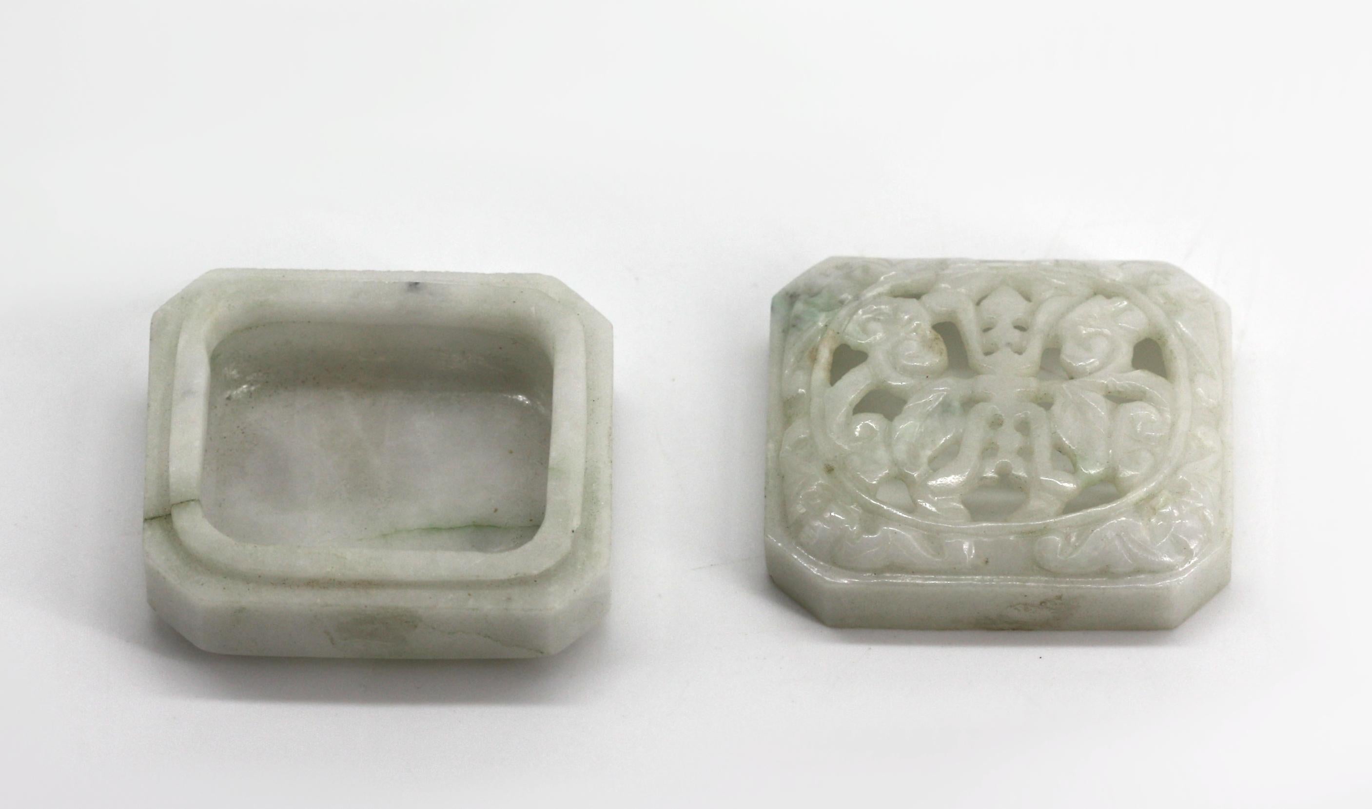 
Chinesische blassgrüne Jadeschachtel mit Deckel
Rechteckig, smaragdgrüne Farbe, Deckel mit stilisiertem Laub durchbrochen.
1 mal 2 mal 1,75 Zoll.
Condition Report
Guter Zustand.