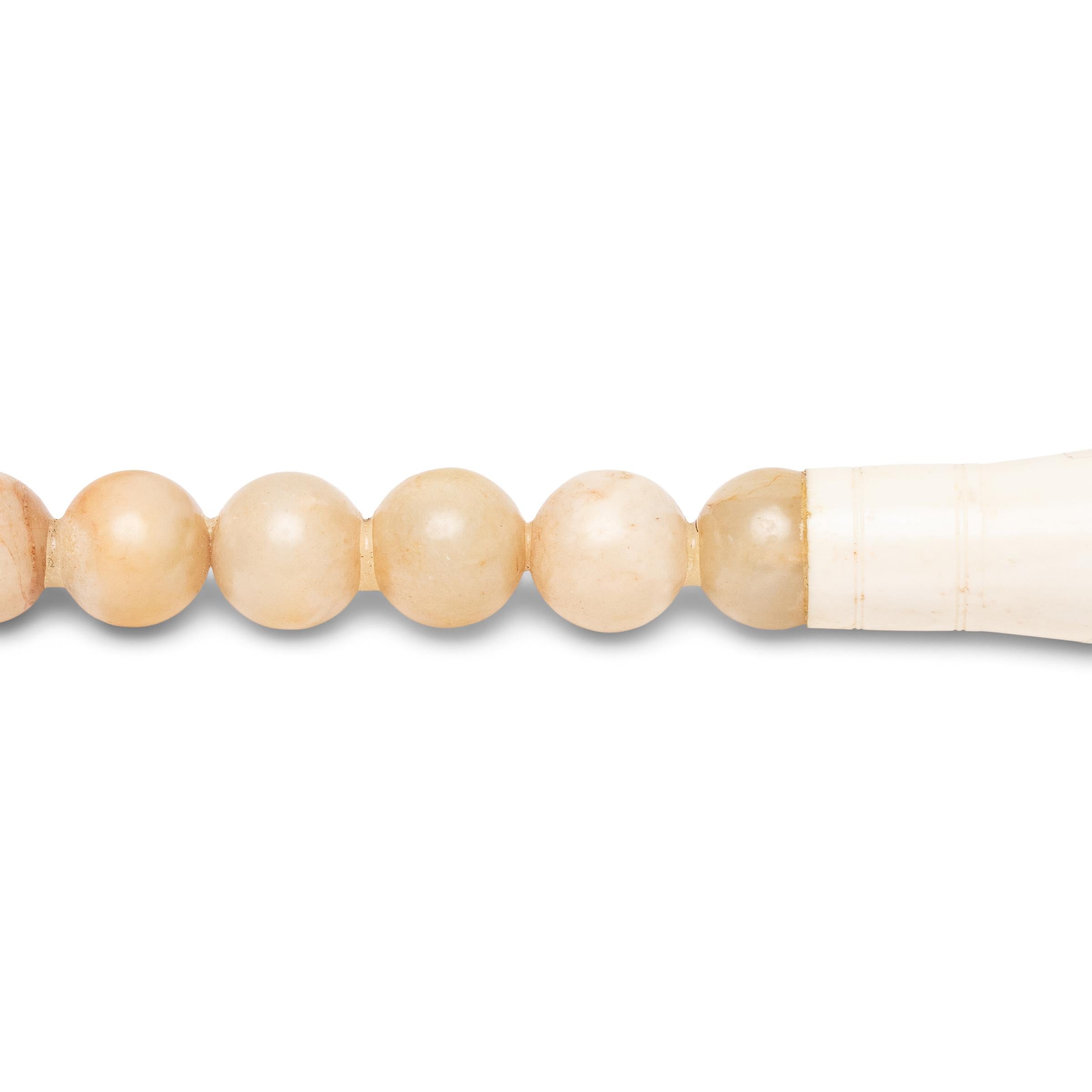 Avec le papier, l'encre et la pierre à encre, le pinceau est l'un des quatre trésors de l'atelier du lettré. Le pinceau, qui est sans doute l'outil le plus important, est un lien direct avec l'esprit créatif de l'artiste. Ce long pinceau de