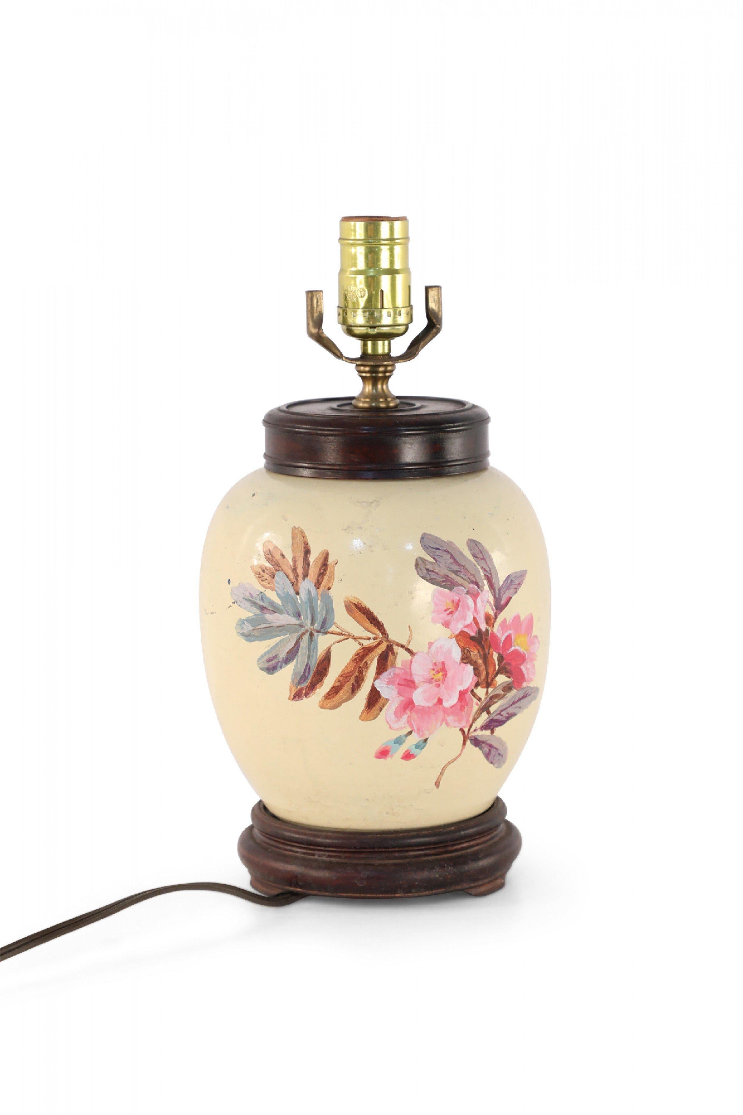 Lampe de bureau chinoise en porcelaine jaune pâle et à fleurs colorées en vente 2