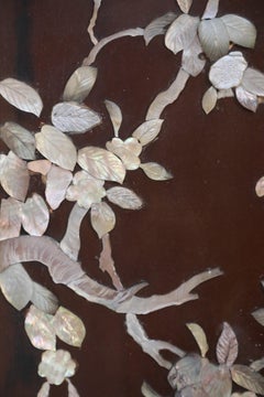 Pannello artistico cinese raffigurante uccelli e rami in pezzi di madreperla rialzati