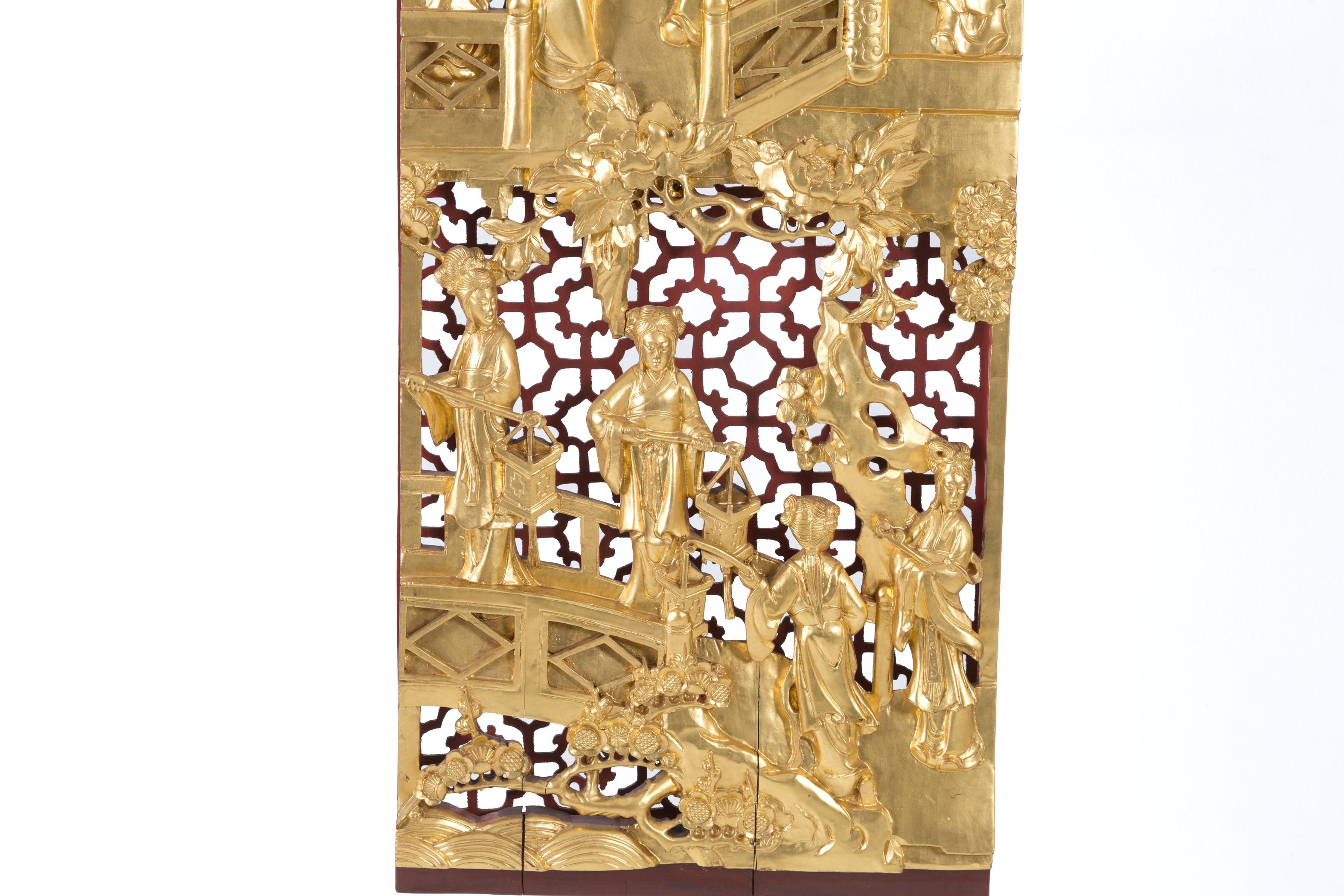 Large and bright panel, made up of five doors, made of carved and gilded wood. Scenes of life are depicted, A very beautiful and well done piece, richly decorated. The panel would adapt to any environment. The oriental furniture, especially in