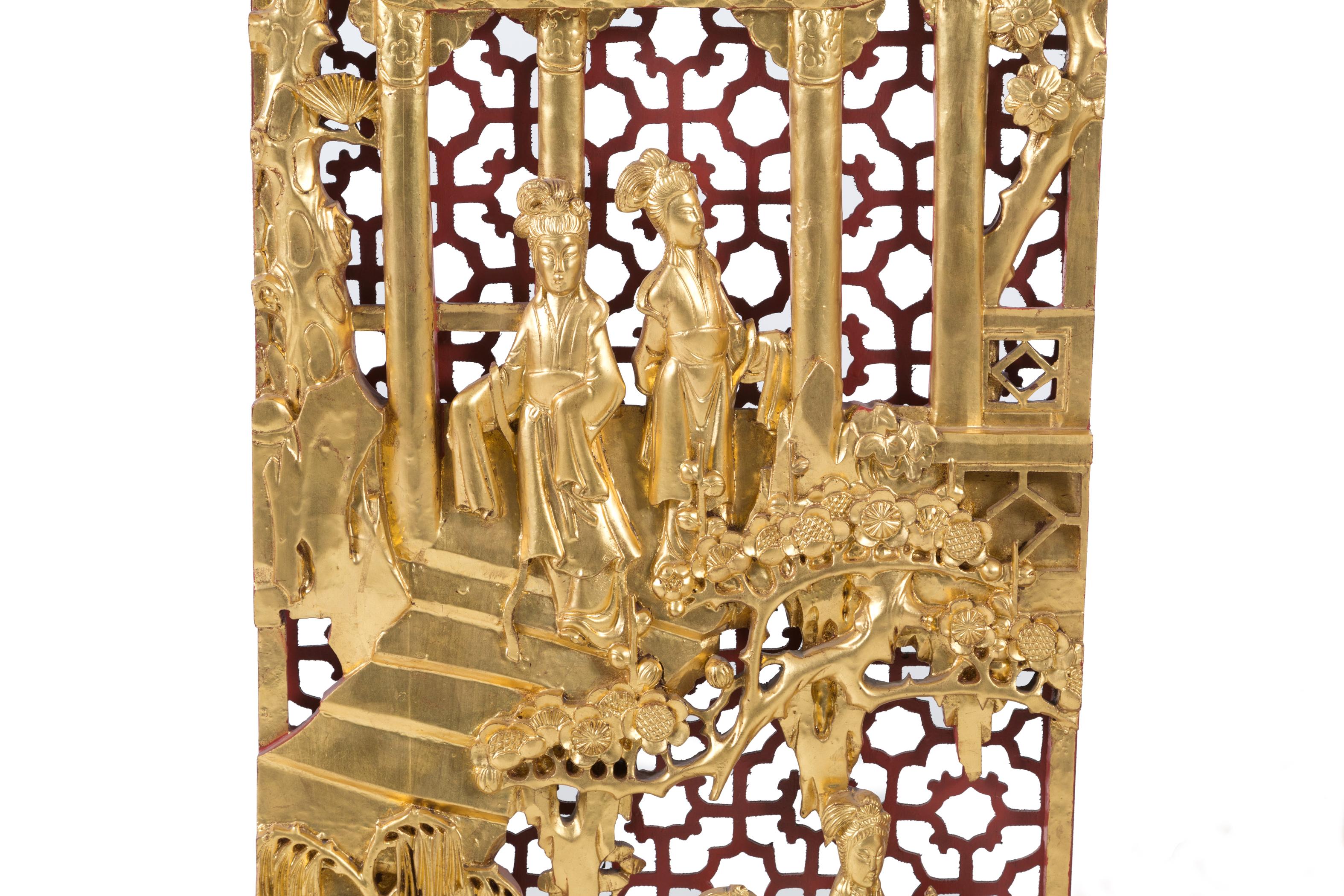 Chinese Panel in Carved and Gilded Wood Depicting Scenes of Life In Good Condition In Milano, IT