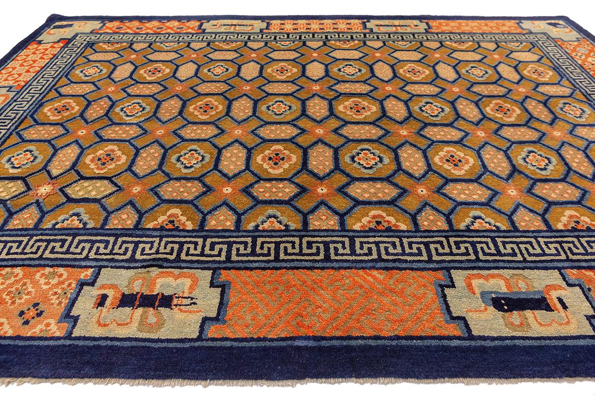 Alfombra china antigua Pao Tao - 238 × 162 cm

Esta exquisita alfombra china Pao Tao es un sorprendente ejemplo de artesanía tradicional de principios del siglo XX, célebre por su equilibrio entre significado simbólico y elegancia decorativa. La