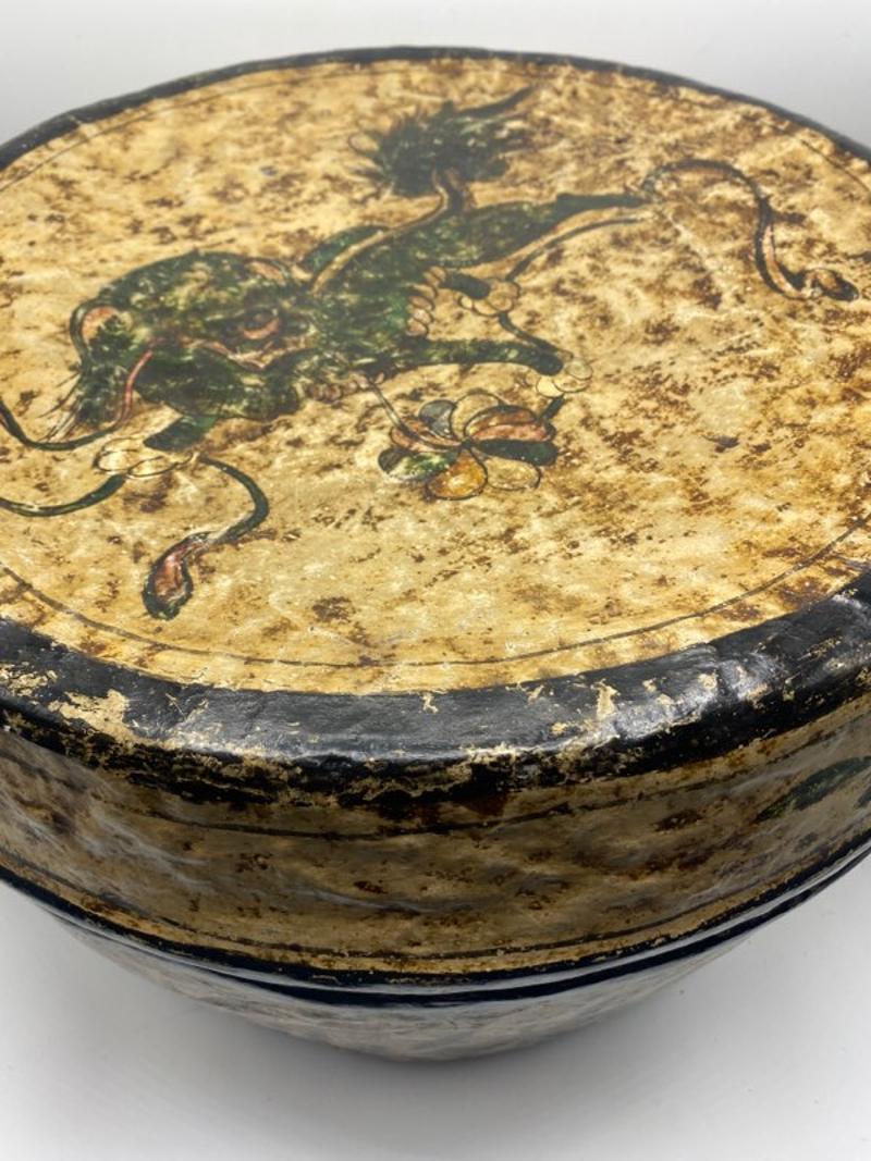 Large 19th Century Chinese Papier Mâché Painted Box Depicting Lion and Flowers For Sale 3