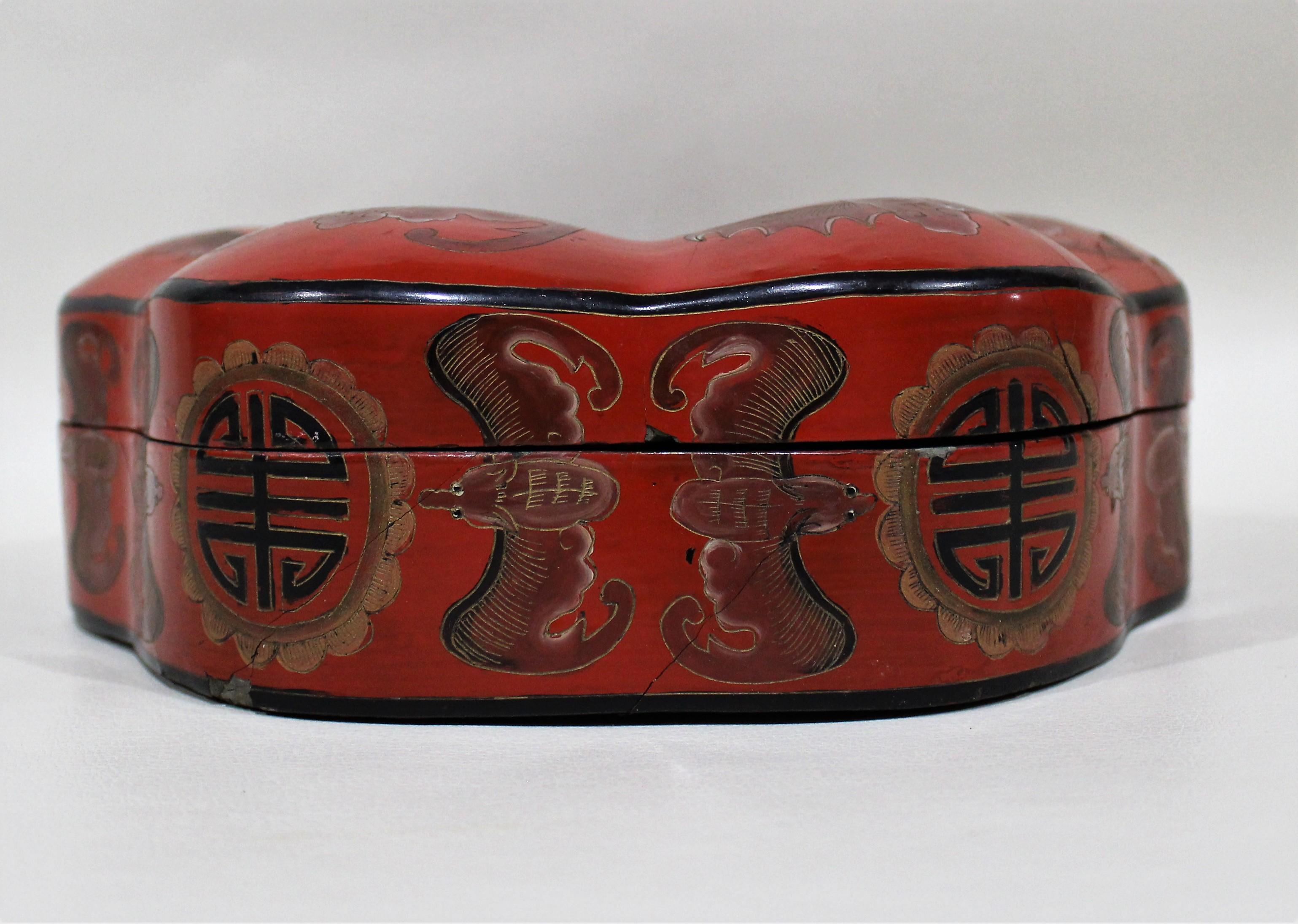 Chinese Papier Mâché and Lacquer Hand Painted Box In Distressed Condition In Hamilton, Ontario