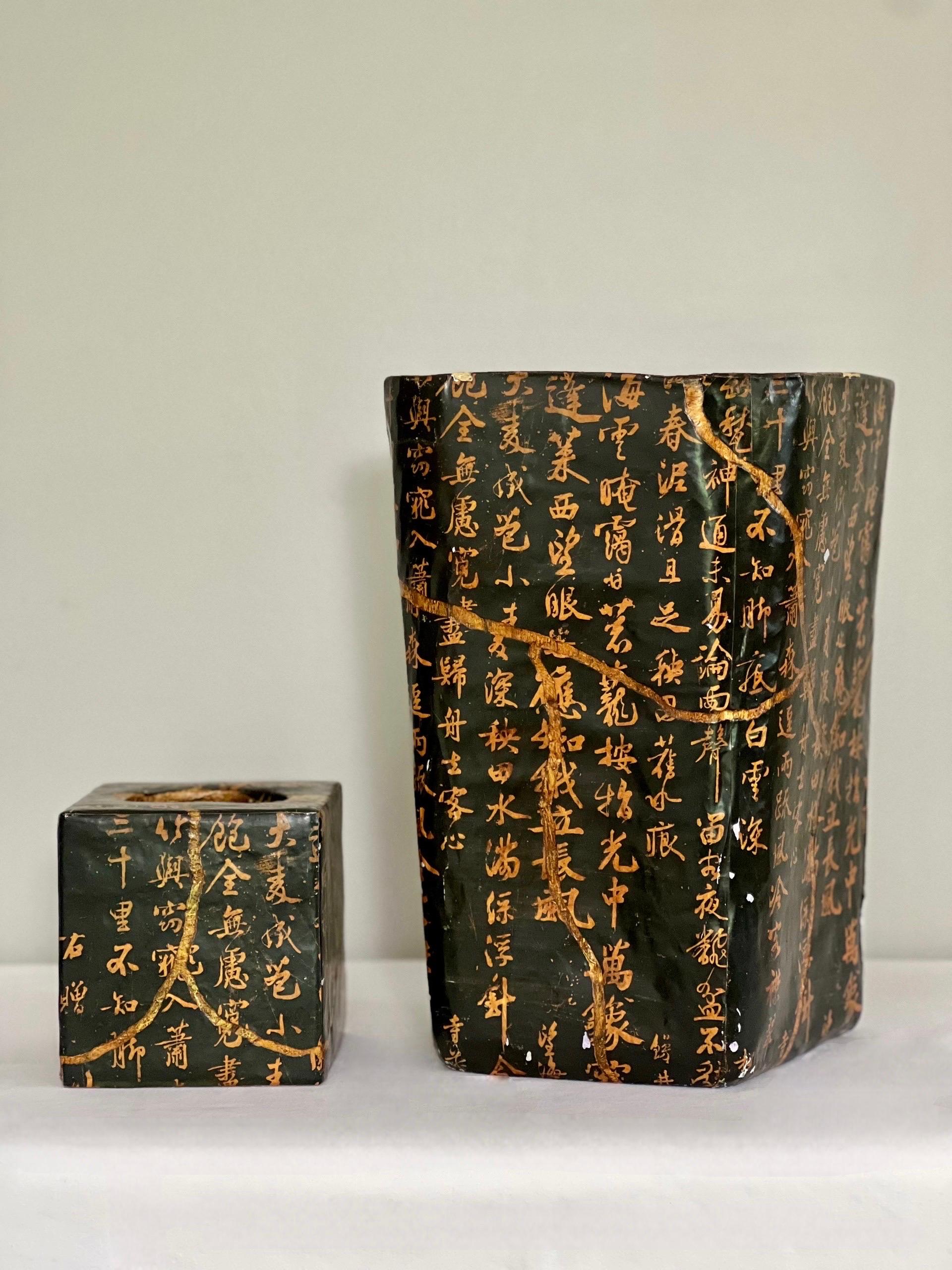 Chinese Papier-Mâché Gilt Calligraphy Waste Basket and Tissue Box Cover Set For Sale 1