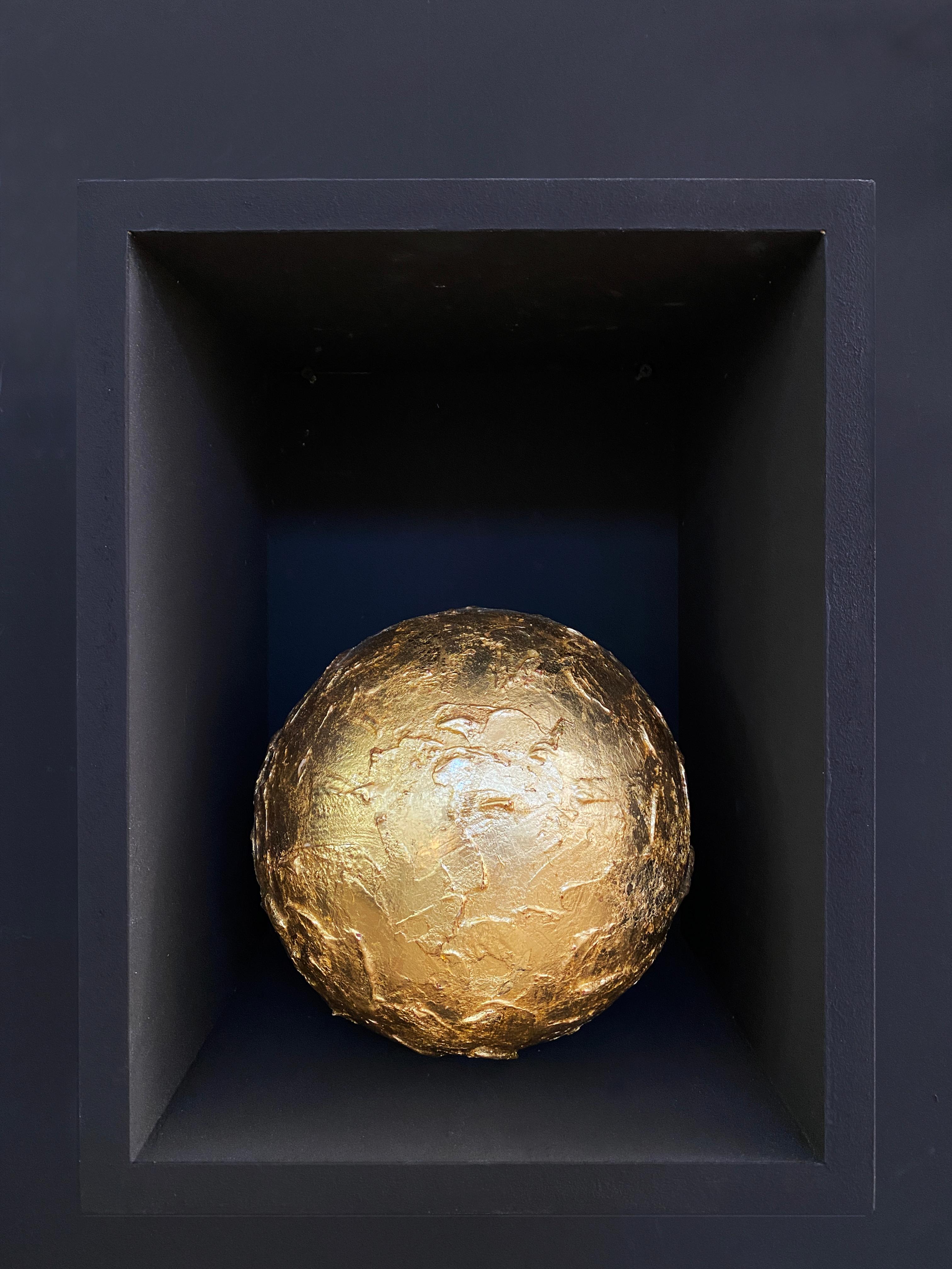 Un pezzo esclusivo realizzato a mano. Questa sfera è stata creata utilizzando l'antica tecnica cinese della cartapesta, un'arte millenaria che si è poi diffusa in tutto il mondo. Tradizionalmente impiegato per produrre oggetti decorativi, veniva