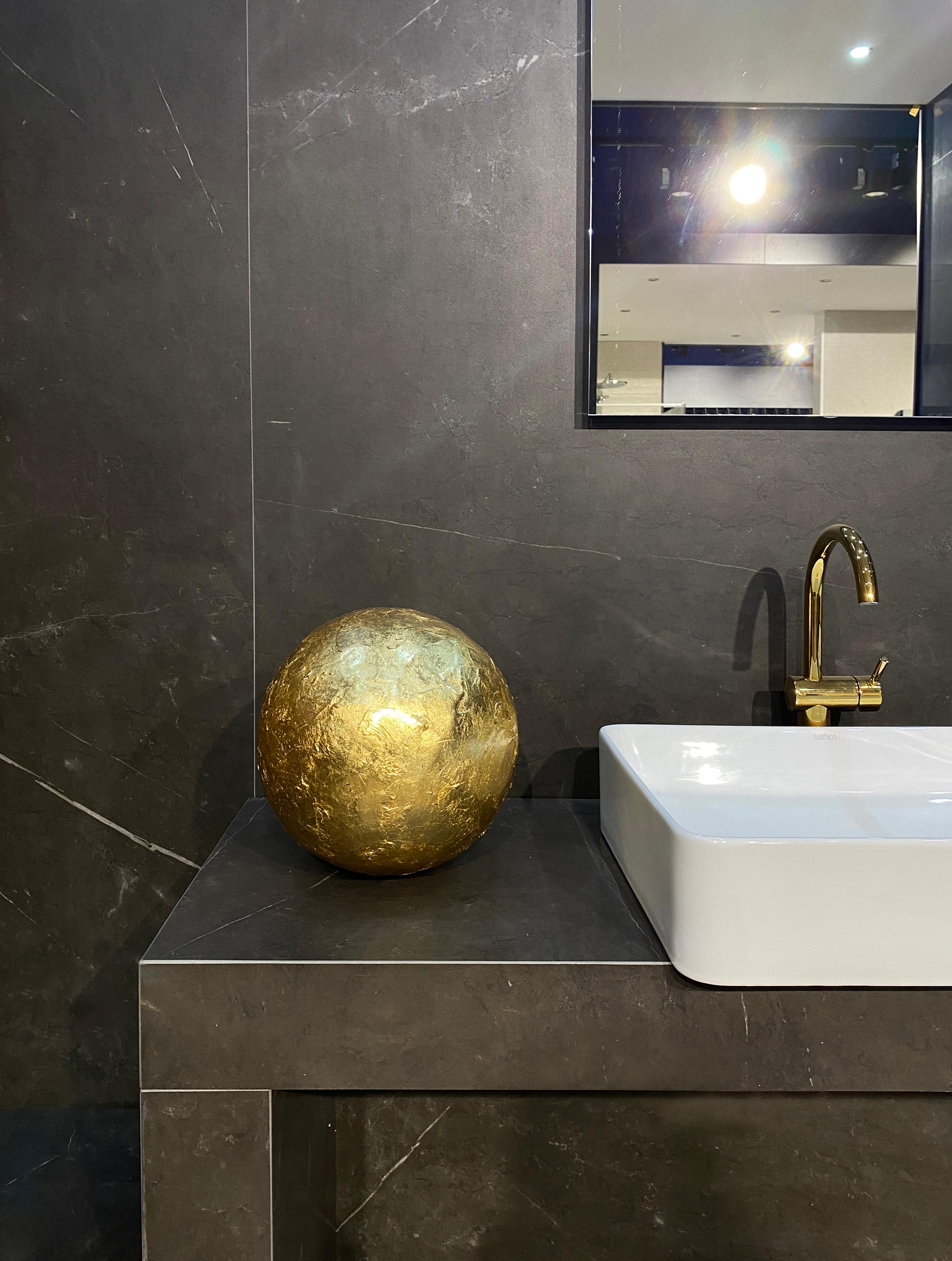 Spagnolo Sfera d'oro cinese in cartapesta in vendita