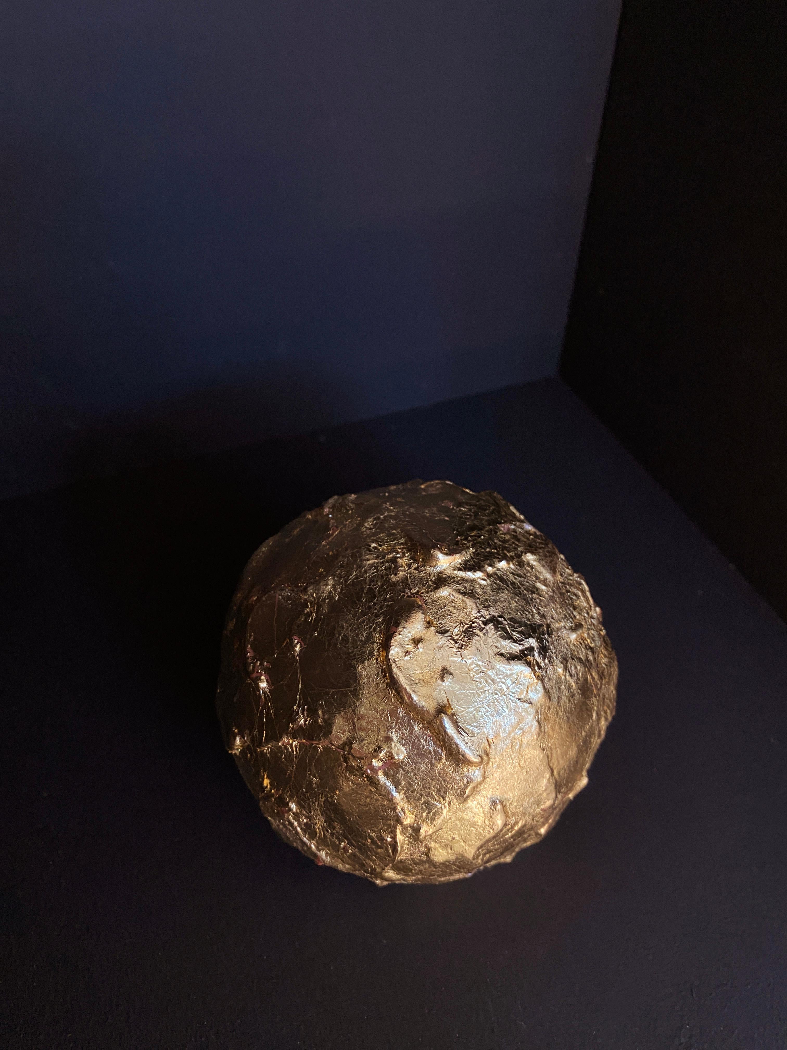 Dorato Sfera d'oro cinese in cartapesta in vendita