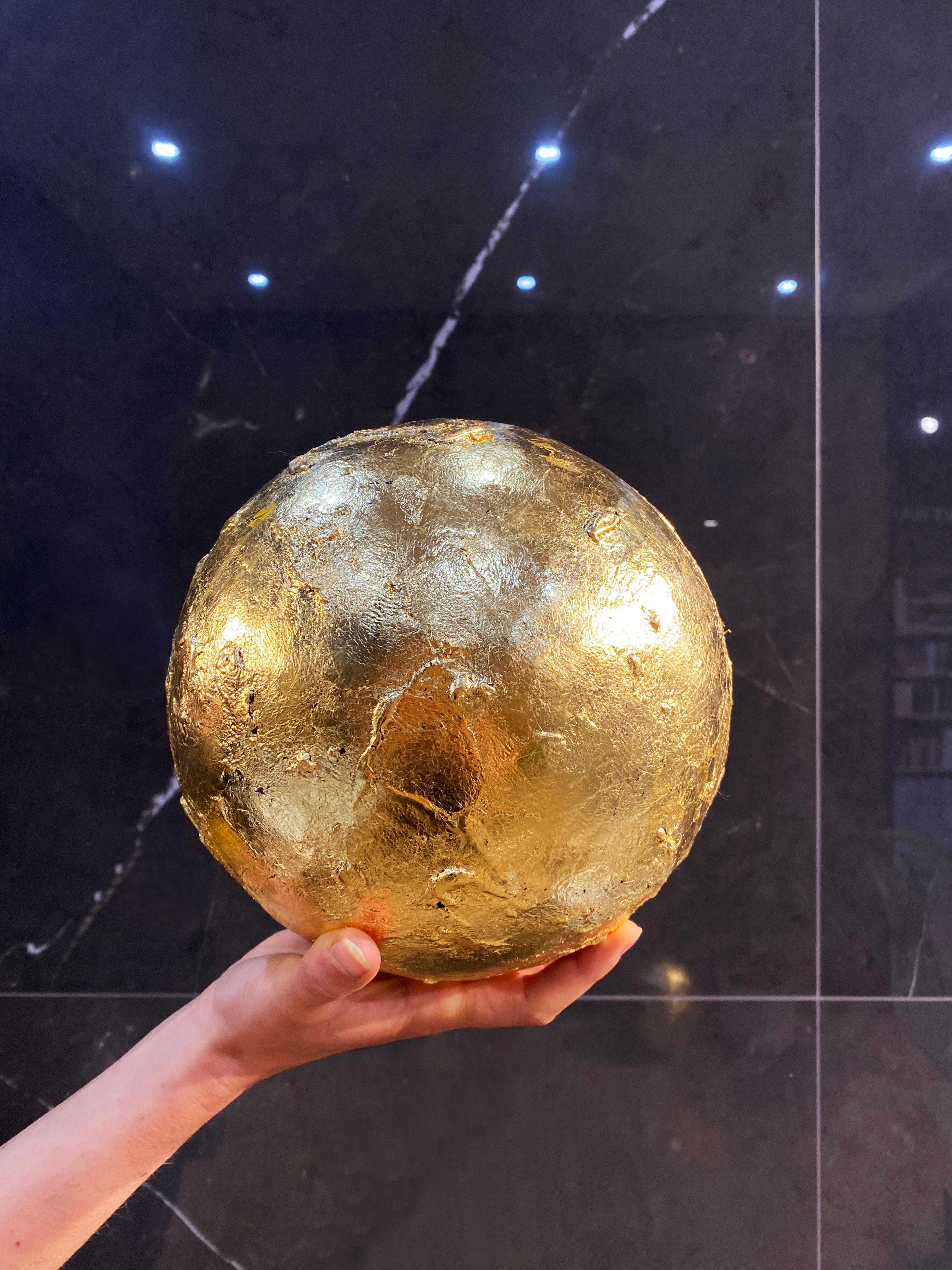 XXI secolo e contemporaneo Sfera d'oro cinese in cartapesta in vendita