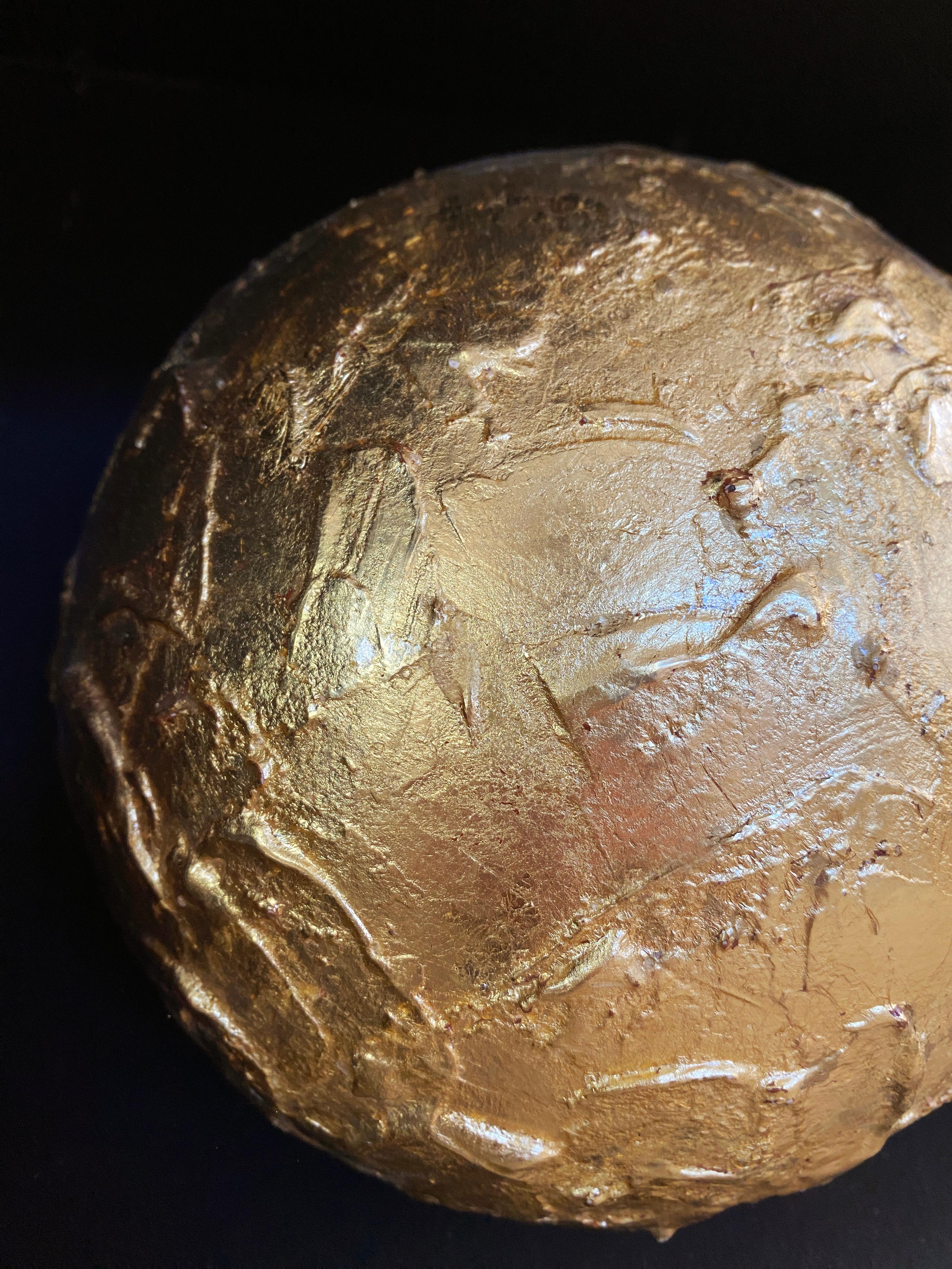 Gesso Sfera d'oro cinese in cartapesta in vendita