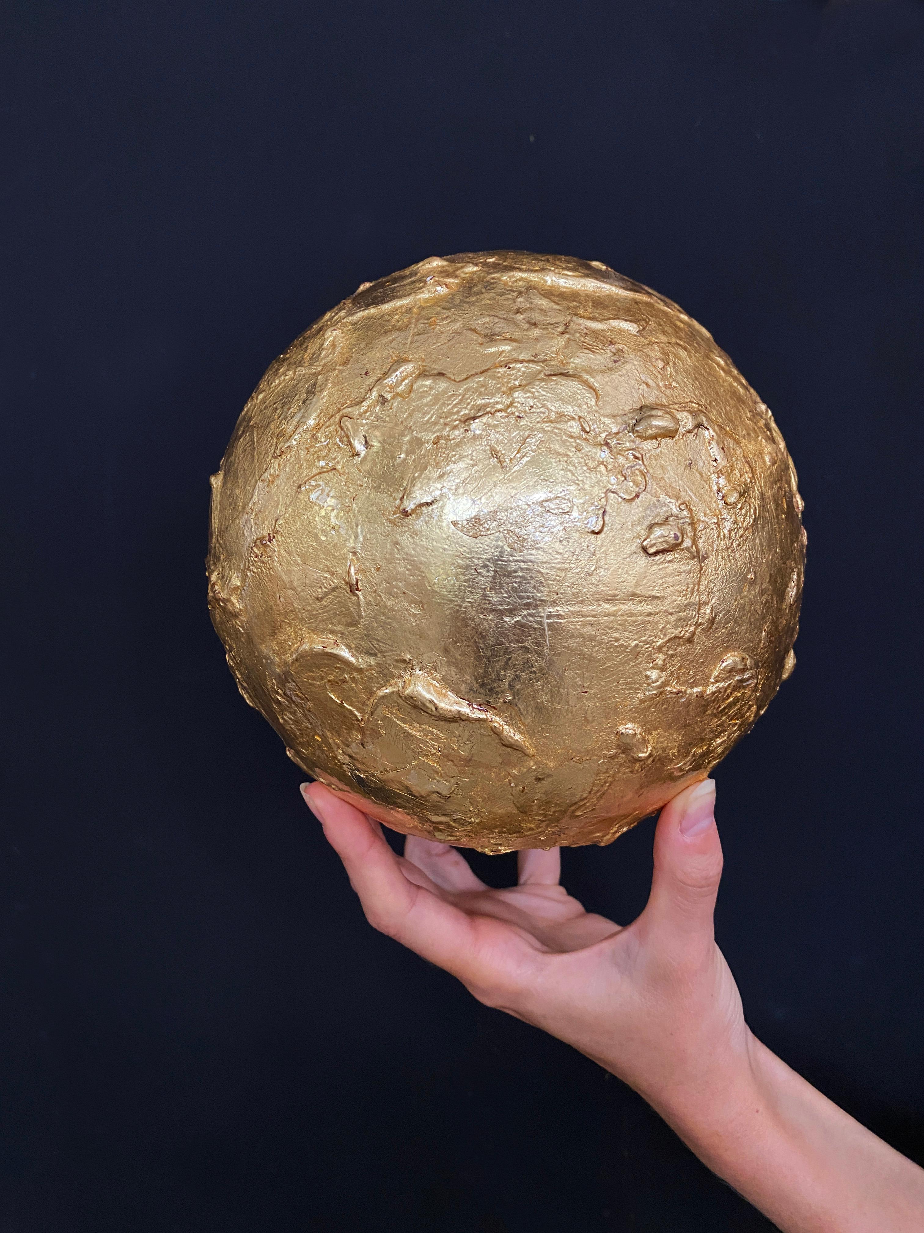 Gesso Sfera d'oro cinese in cartapesta in vendita
