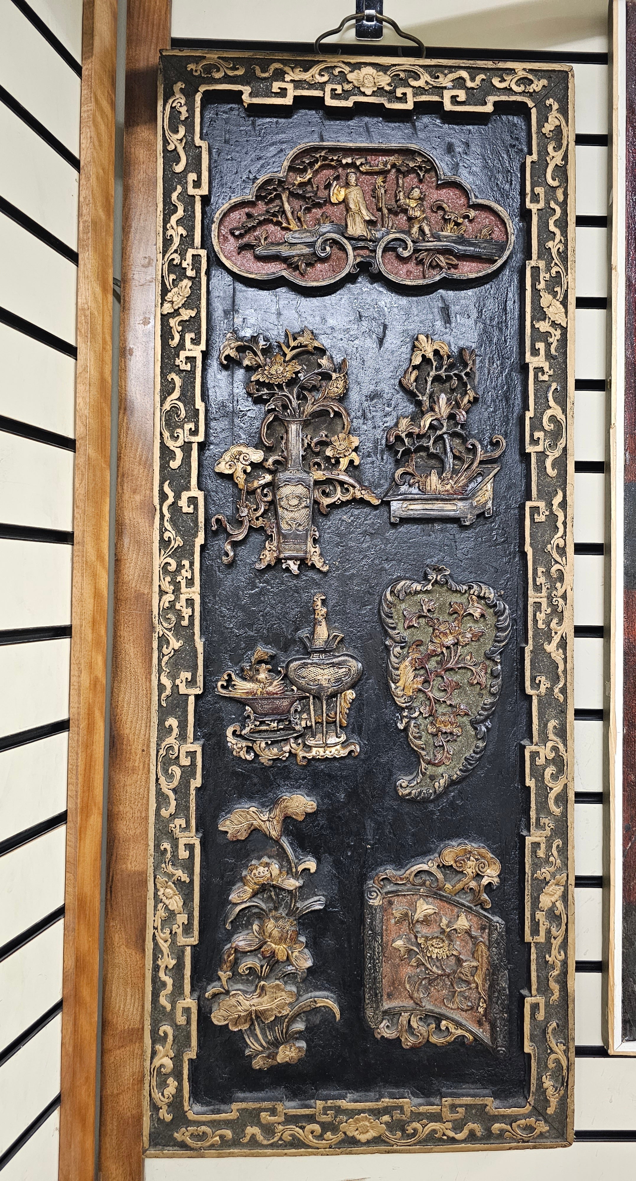 Colis chinois doré, ébénisé  et Plaque murale en bois décorée.
Mesure 15