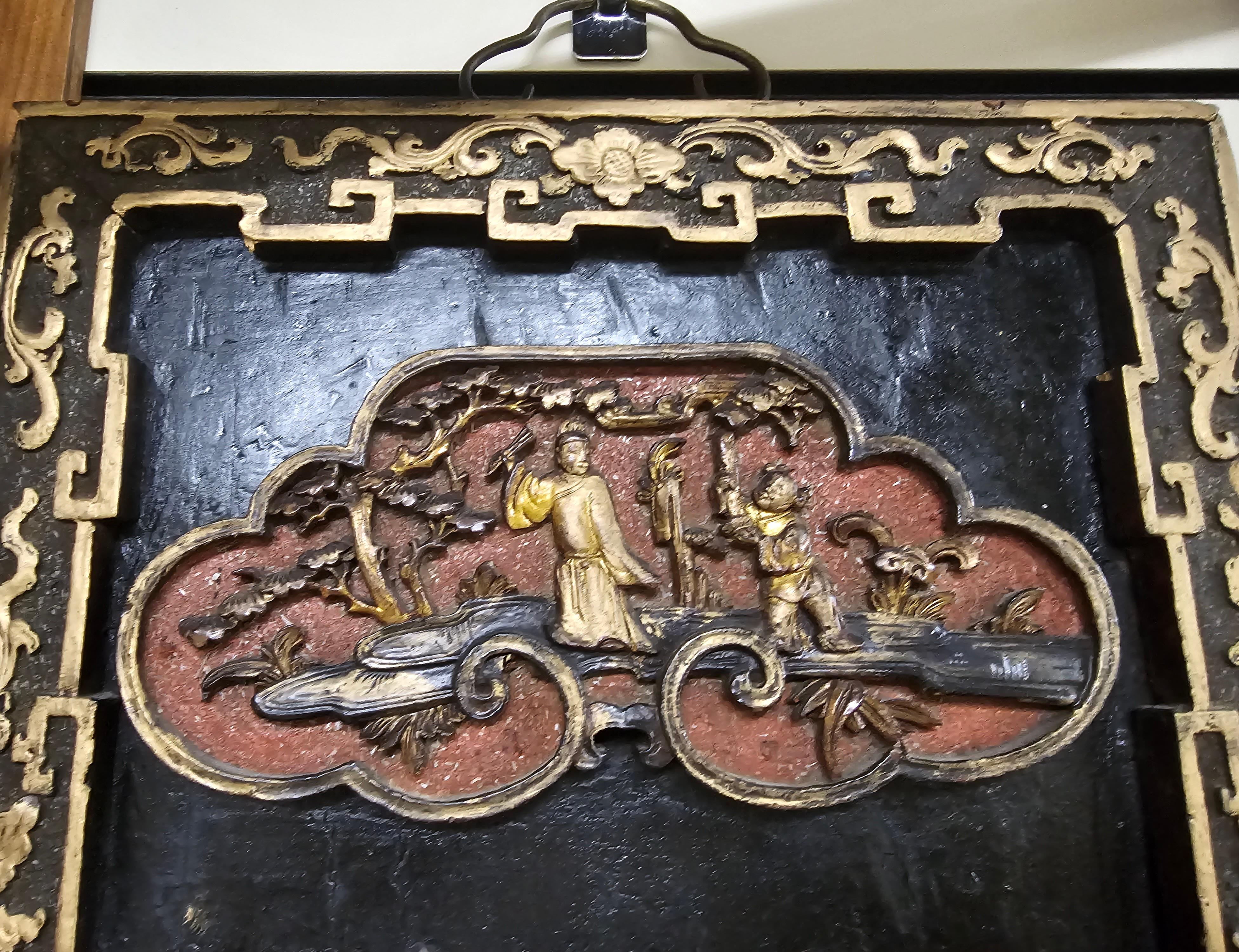 Chinese Parcel Vergoldet, Ebonisiert  und verzierte Wood Wood Plaque zum Aufhängen (Chinesischer Export) im Angebot