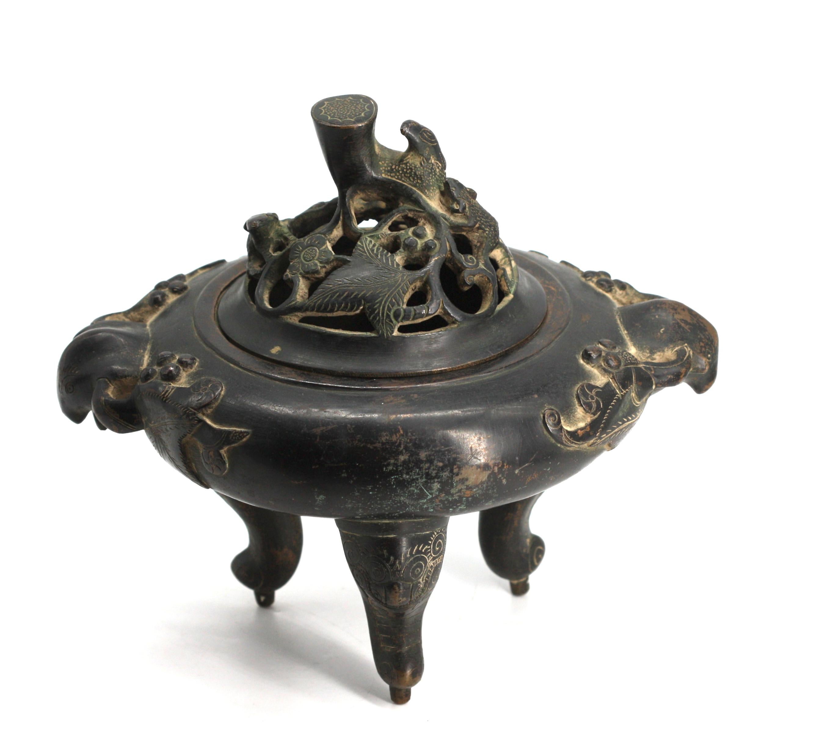 
Censeur couvert chinois en bronze patiné sur trépied
Dynastie Qing, le dessous portant une marque impériale à six caractères.
Le récipient sphérique aplati, avec un couvercle percé, repose sur des pieds tripodes en forme de masque d'animal.
Hauteur