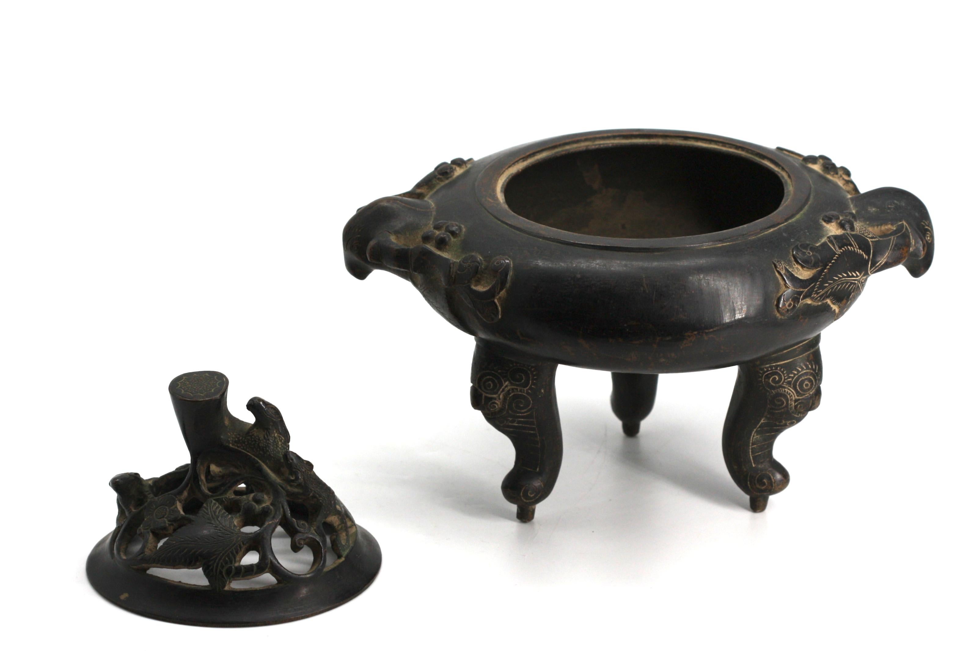20ième siècle Encensoir chinois en bronze patiné recouvert d'un trépied en vente