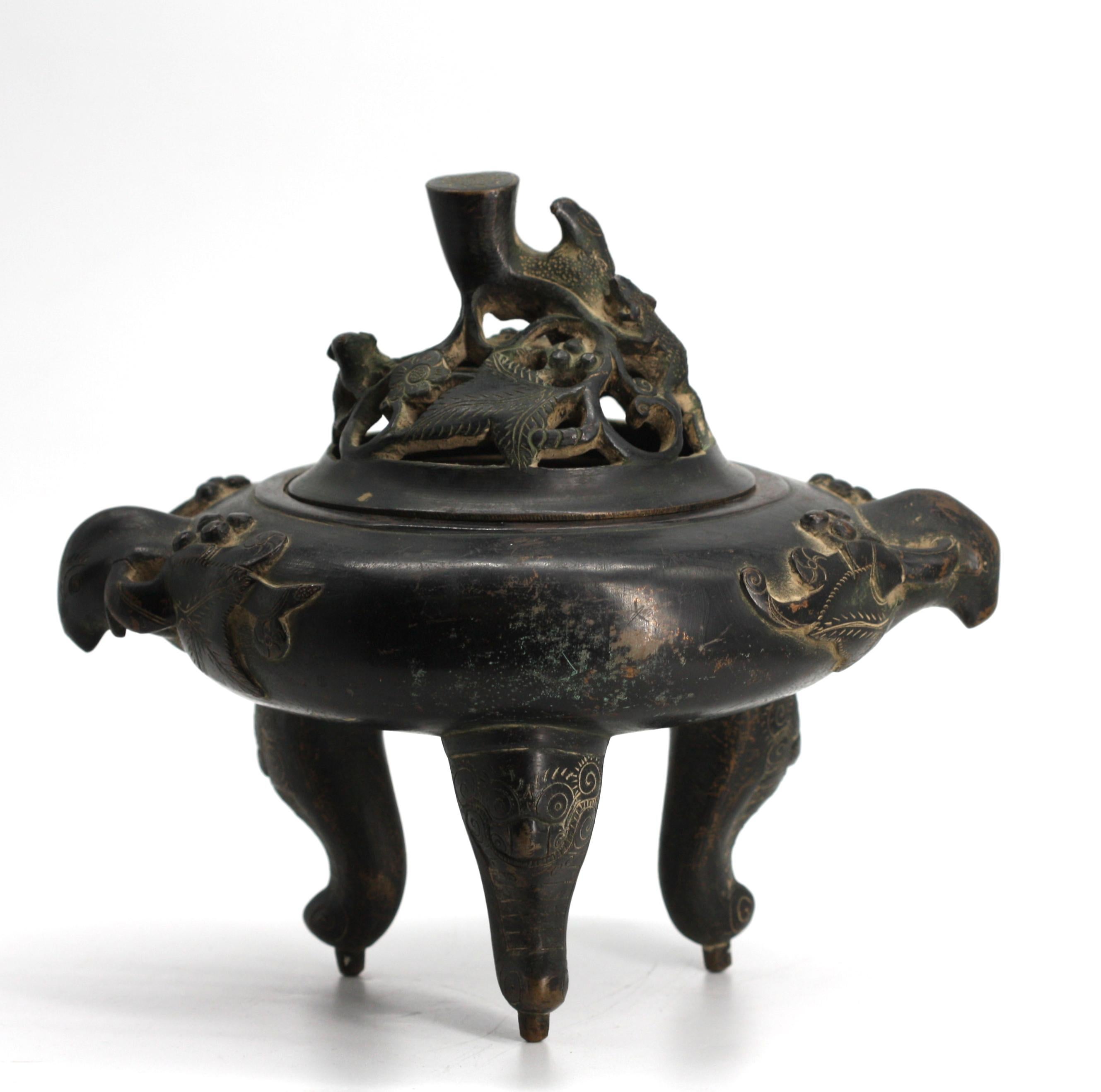 Bronze Encensoir chinois en bronze patiné recouvert d'un trépied en vente