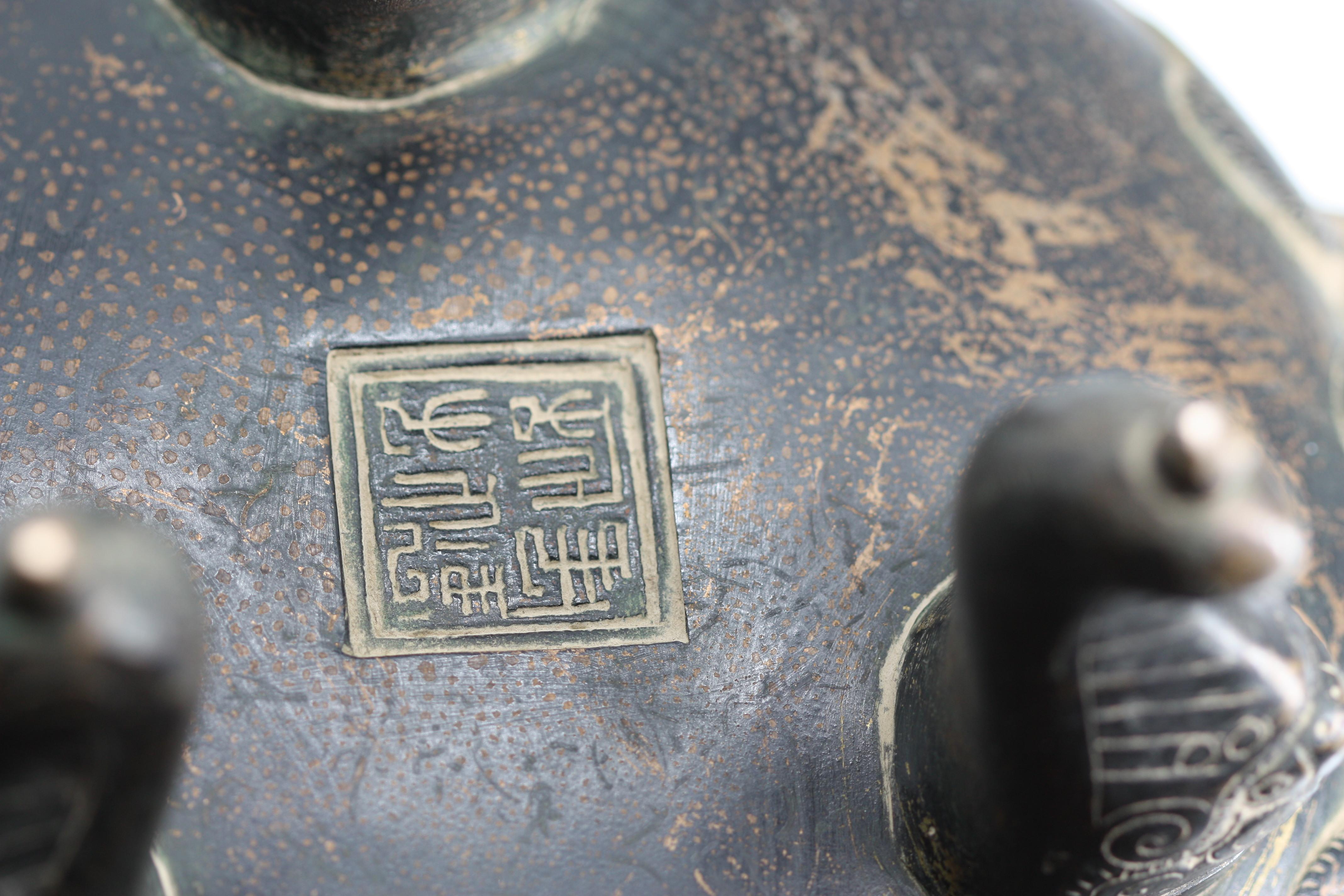 Encensoir chinois en bronze patiné recouvert d'un trépied en vente 1