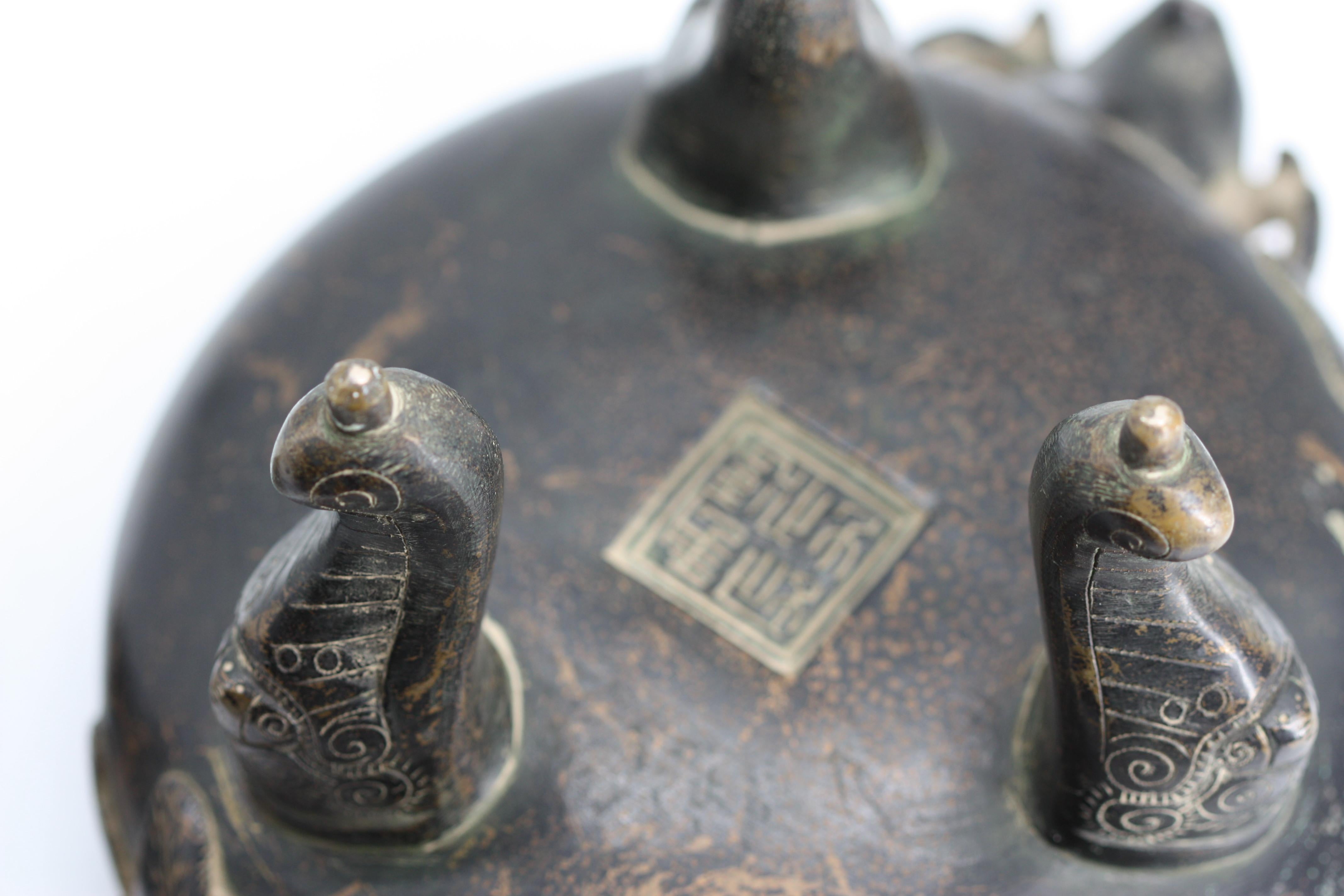 Encensoir chinois en bronze patiné recouvert d'un trépied en vente 2