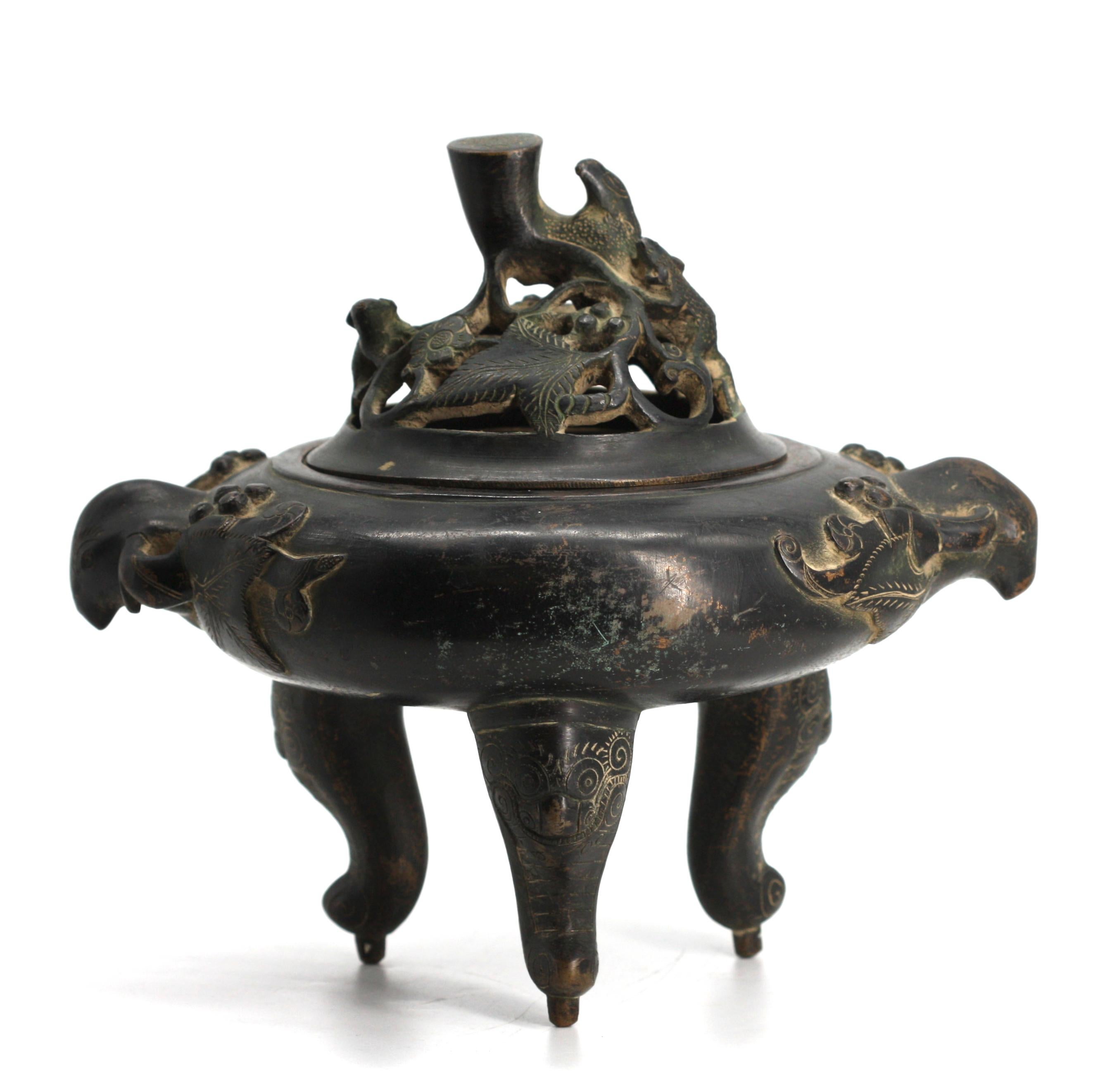 Encensoir chinois en bronze patiné recouvert d'un trépied en vente 3