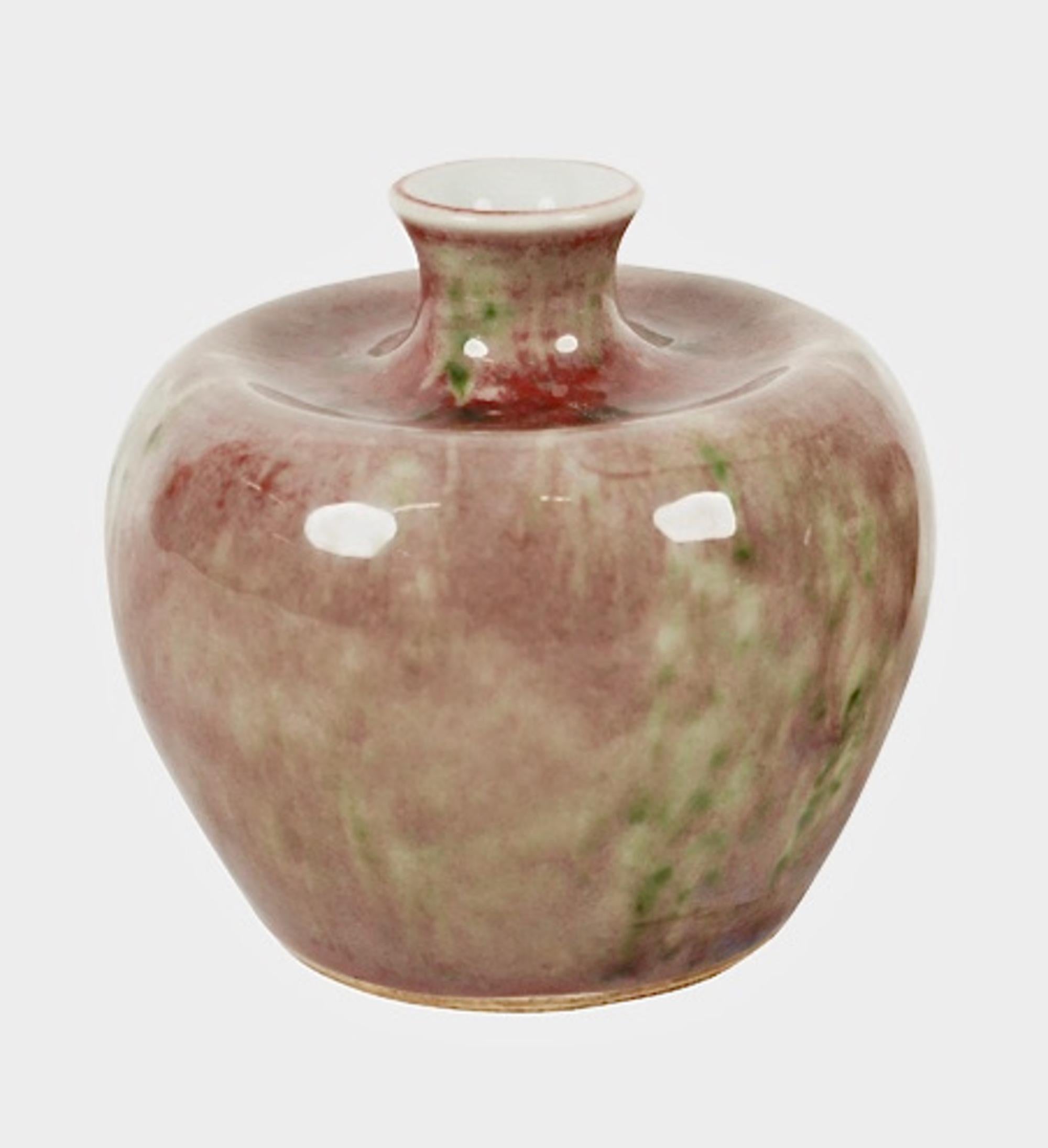 Il s'agit d'une superbe paire de pots à eau ou de cruches chinoises en forme de fleur de pêcher. Ces petits récipients servaient à contenir de l'eau pour mélanger l'encre. La glaçure Peach Bloom est une glaçure tachetée à base de cuivre, originaire