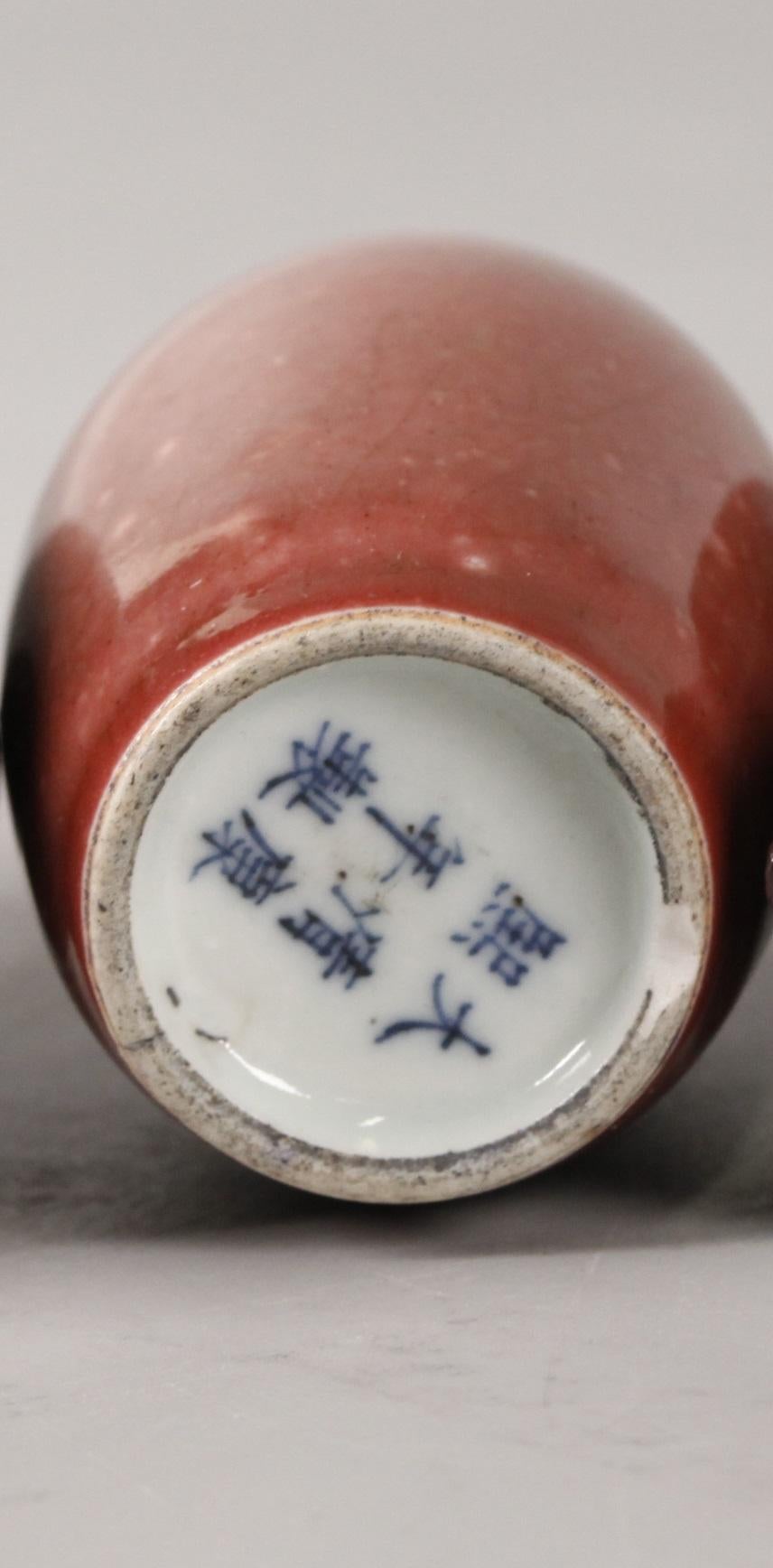 Chinese peach blossom porcelain snuff bottle, 18th c. In Good Condition For Sale In New York, NY