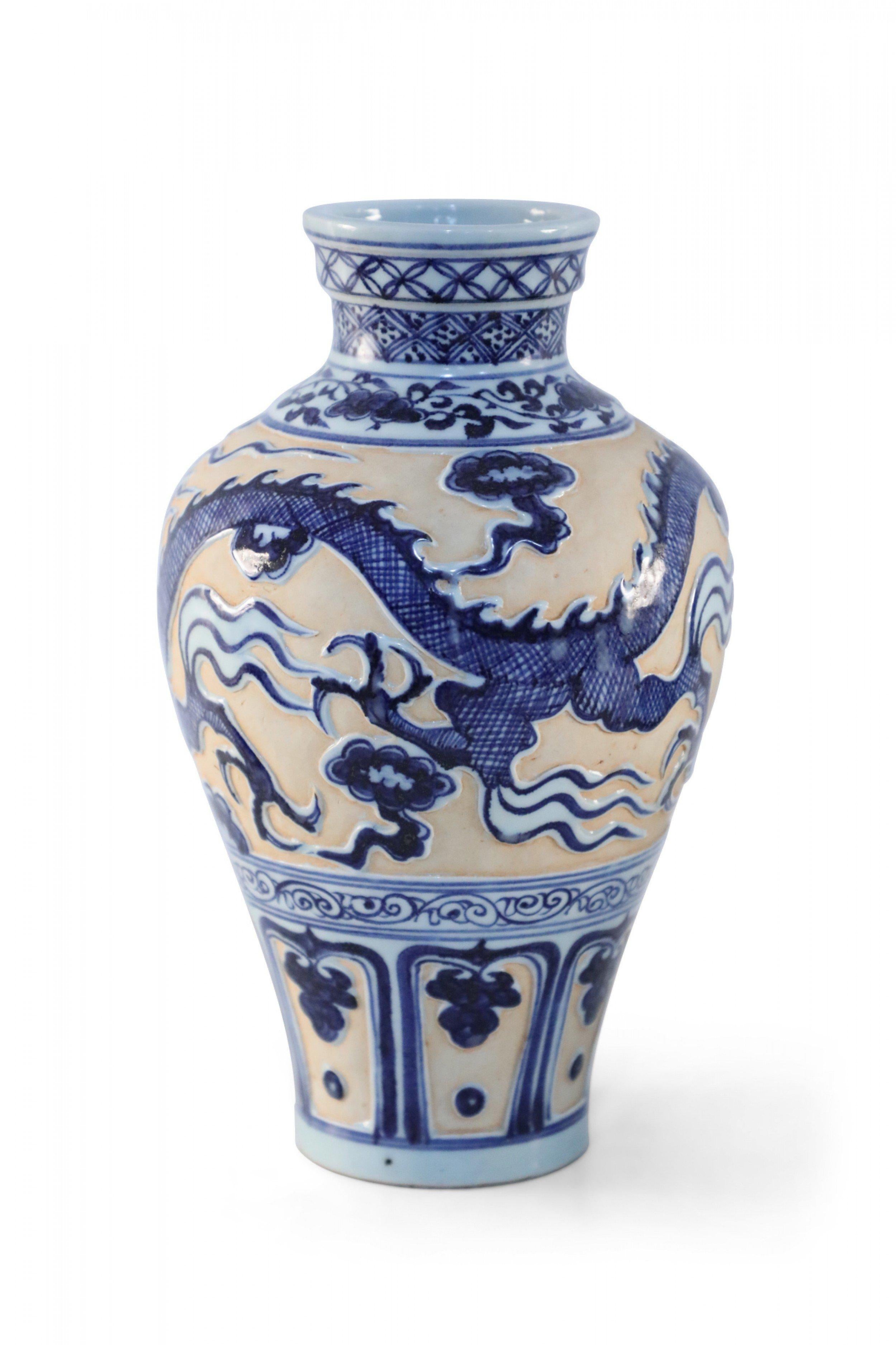 Esportazione cinese Vaso cinese in porcellana con motivo di drago bianco, blu e pesca in vendita
