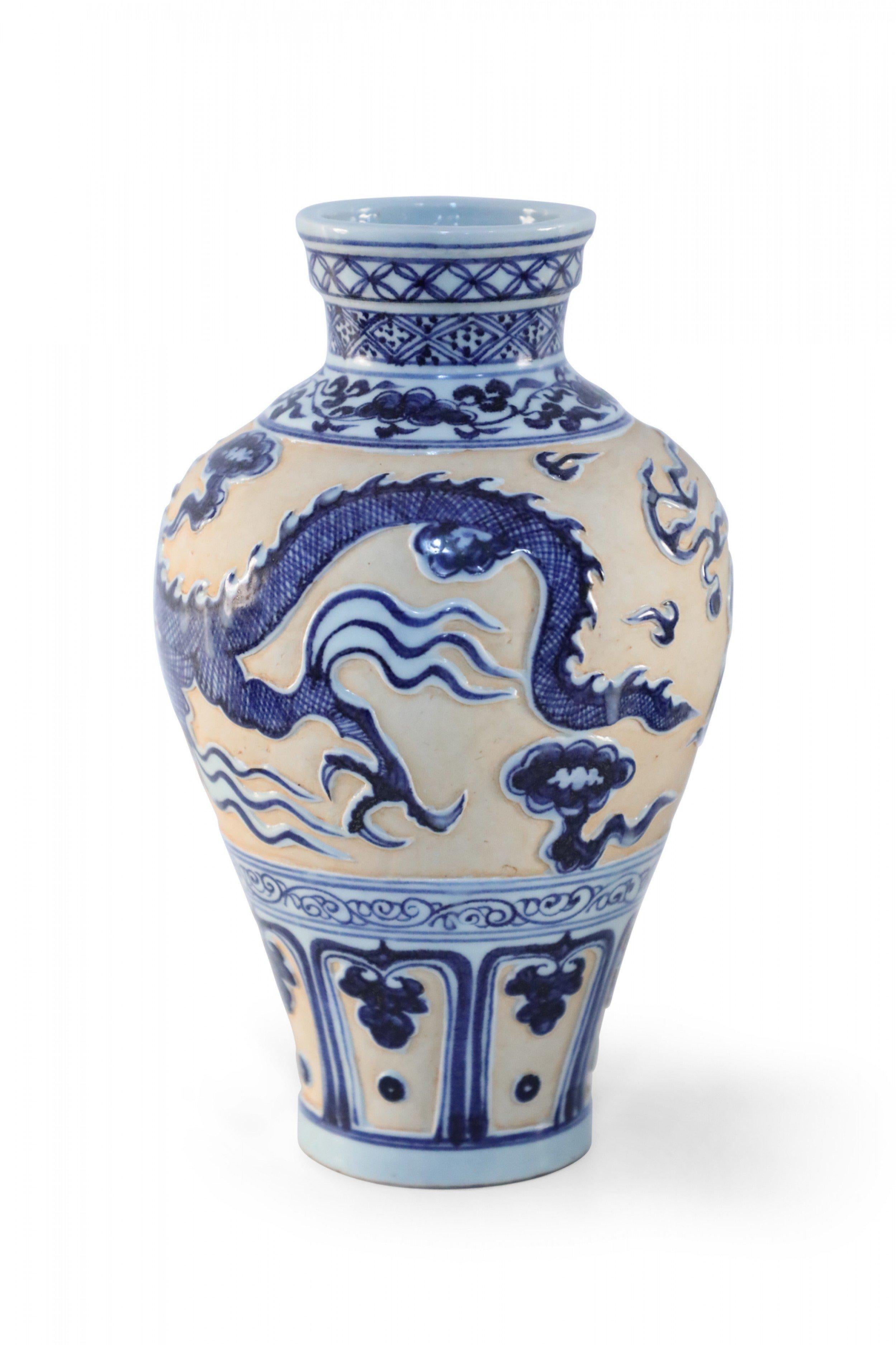 Cinese Vaso cinese in porcellana con motivo di drago bianco, blu e pesca in vendita