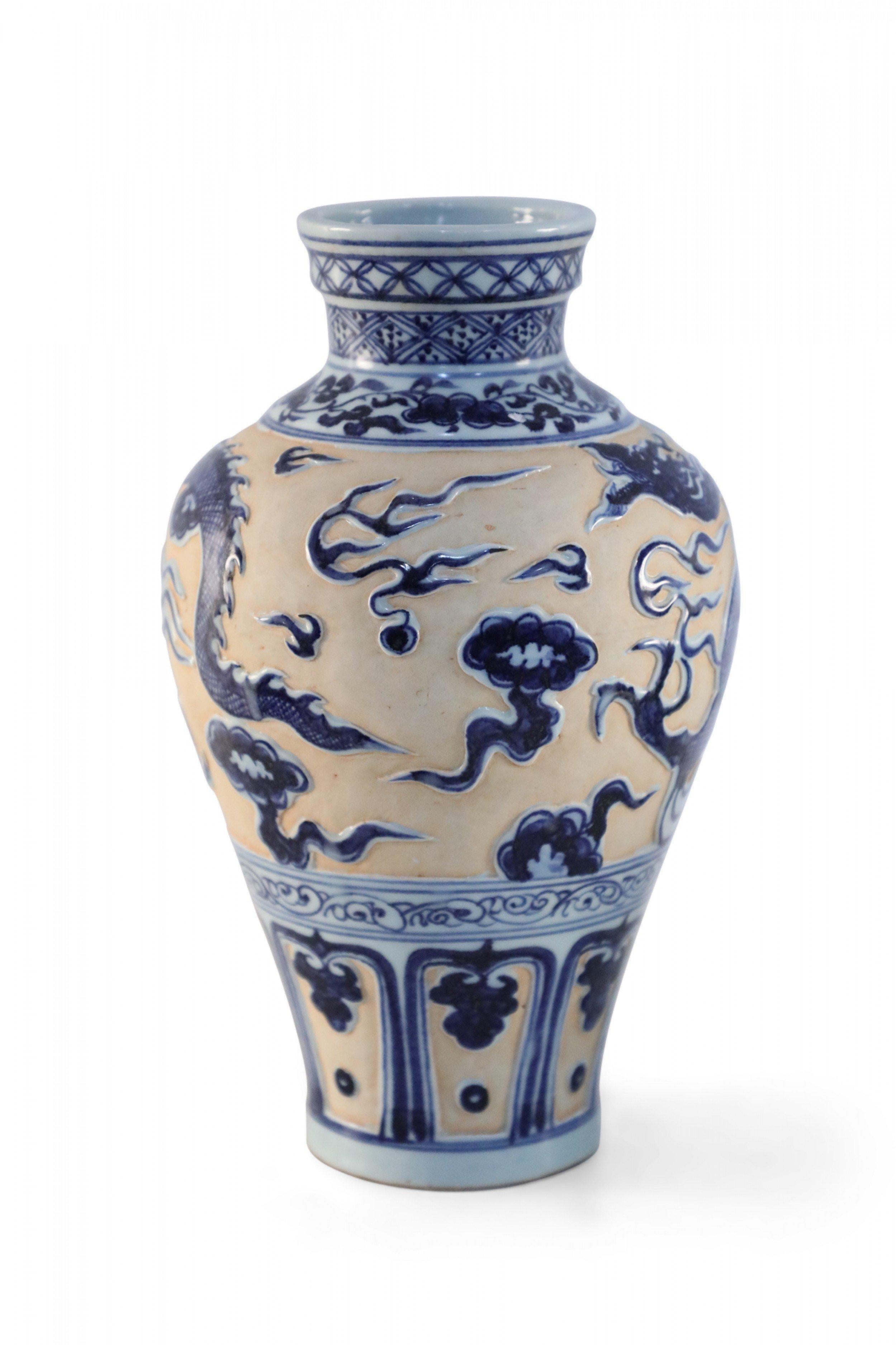 Smaltato Vaso cinese in porcellana con motivo di drago bianco, blu e pesca in vendita