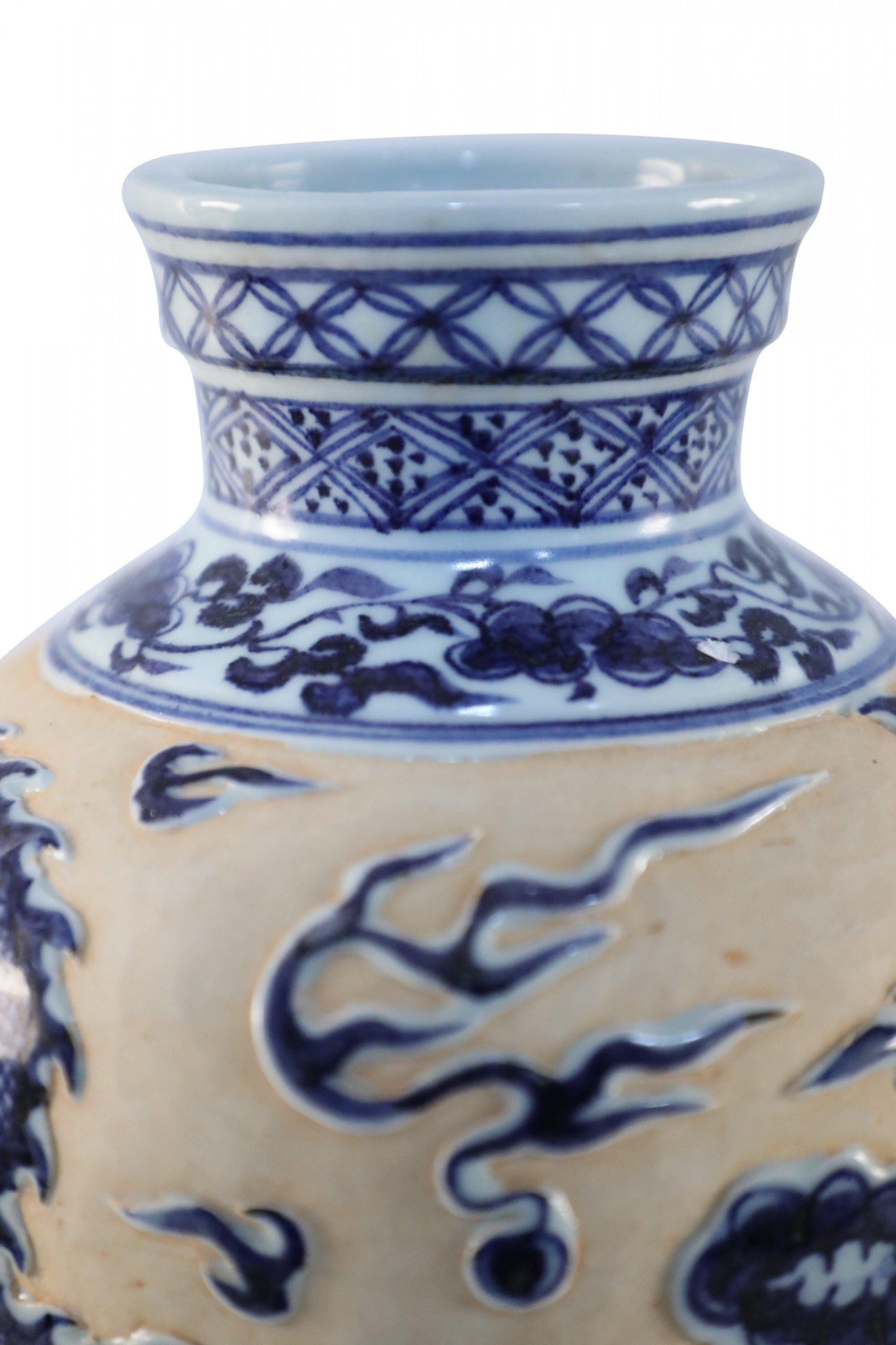 XX secolo Vaso cinese in porcellana con motivo di drago bianco, blu e pesca in vendita