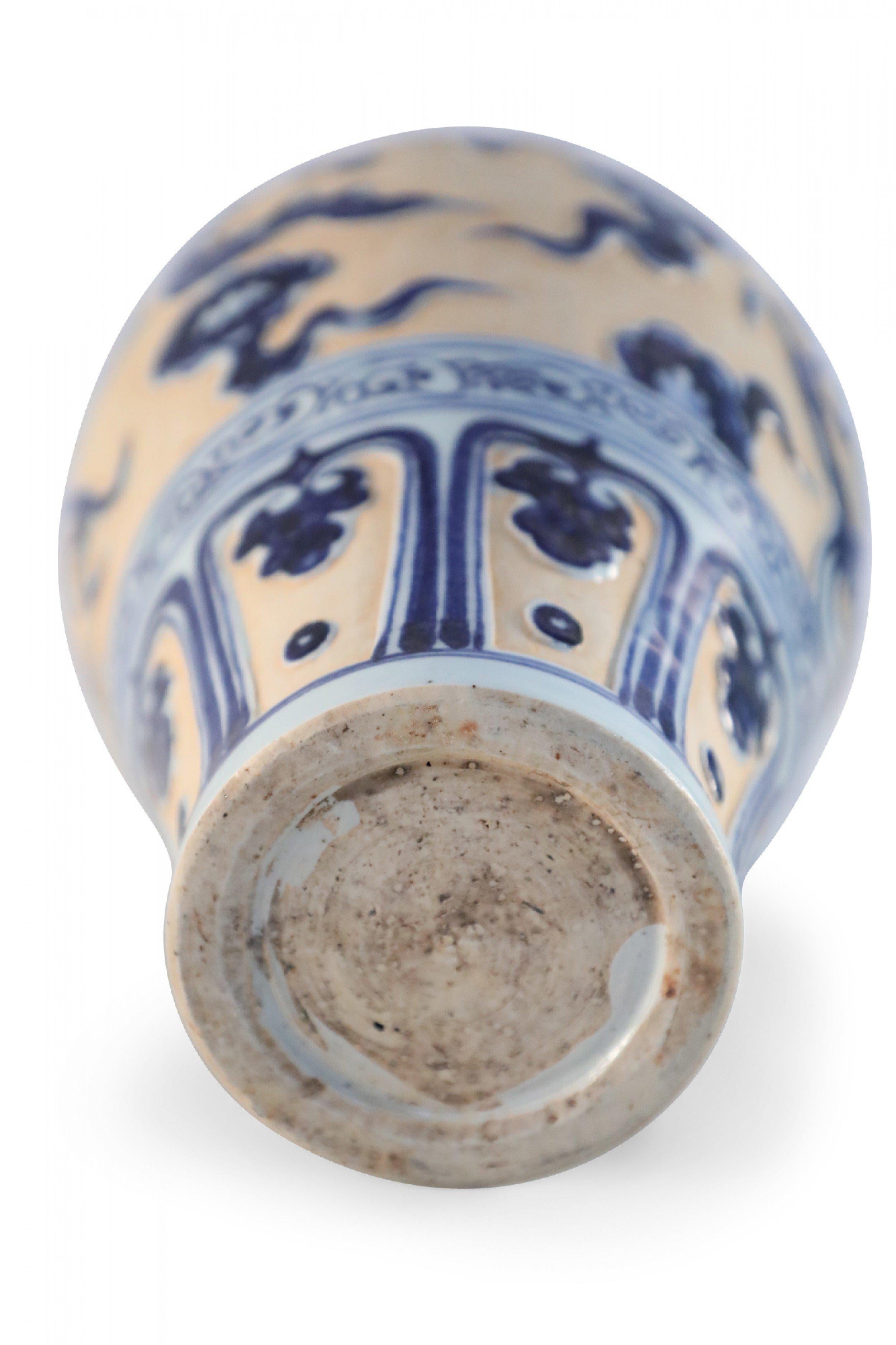 Vaso cinese in porcellana con motivo di drago bianco, blu e pesca in vendita 1