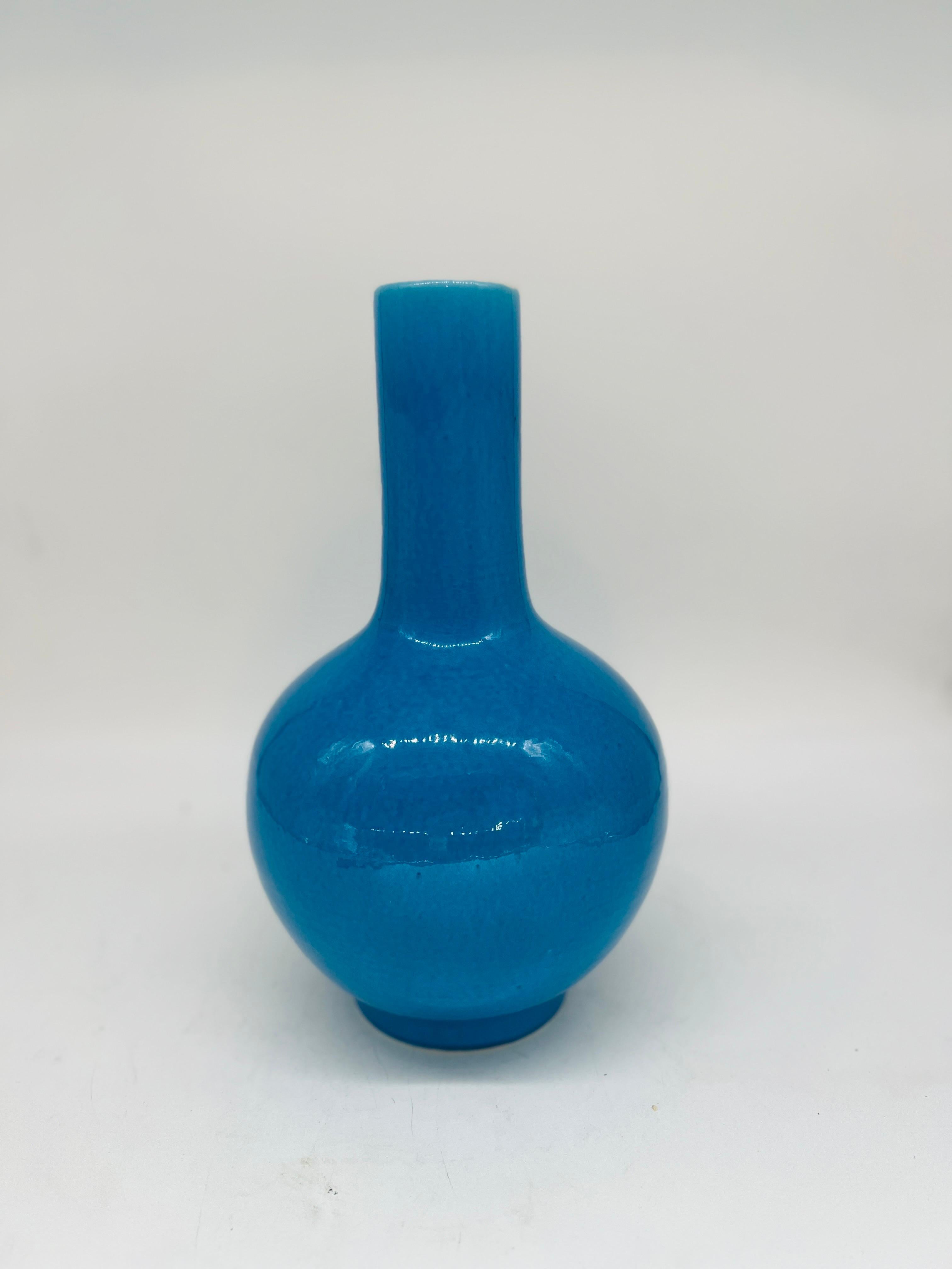Chinese, 20th century.

A beautiful Chinese peacock blue colored bottle vase. The underside with 6 character mark.