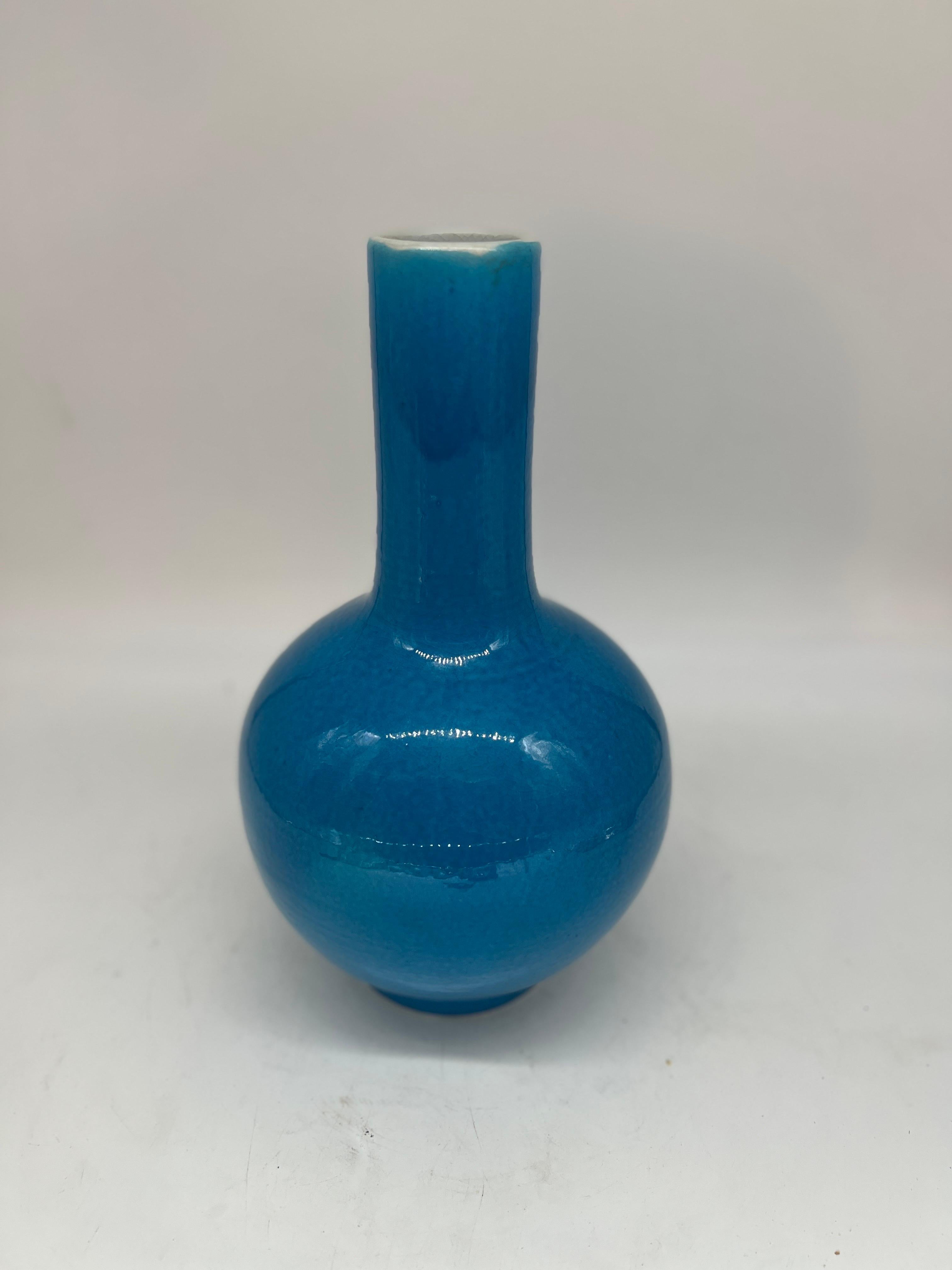 Porcellana Vaso cinese a forma di bottiglia monocromatica blu pavone da 14