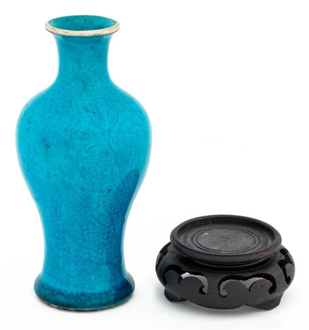 Chinese Peacock Blue Porcelain Meiping Vase Chino en venta