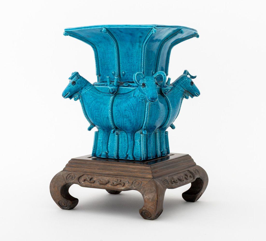 Chinesischer Pfau Blaues Widderkopfmotiv Vase (Glasiert) im Angebot