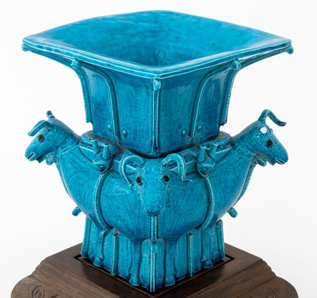 Chinesischer Pfau Blaues Widderkopfmotiv Vase (20. Jahrhundert) im Angebot