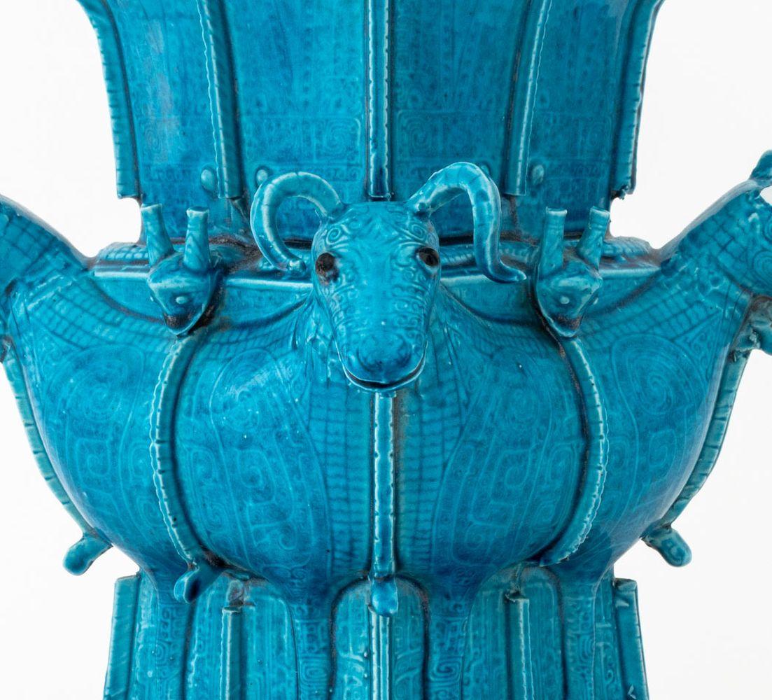 Chinesischer Pfau Blaues Widderkopfmotiv Vase im Angebot 1