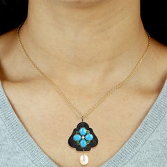 Chinesischer Perlen- und Türkis- Malachit-Anhänger aus 18 Karat Gelbgold und Silber mit Ovalschliff