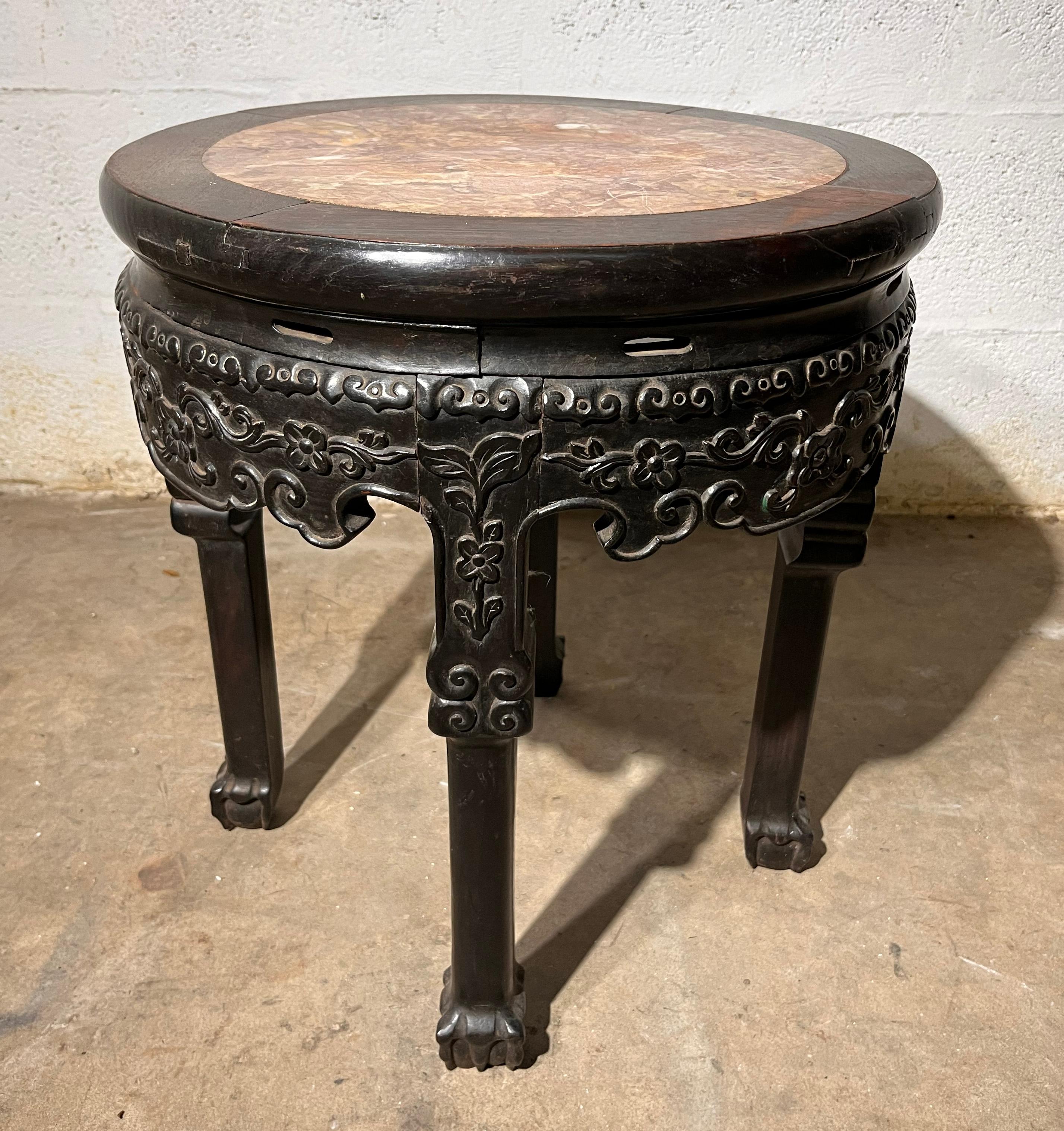 Chinese pedestal carved in tropical wood with very elegant marble-top.
         