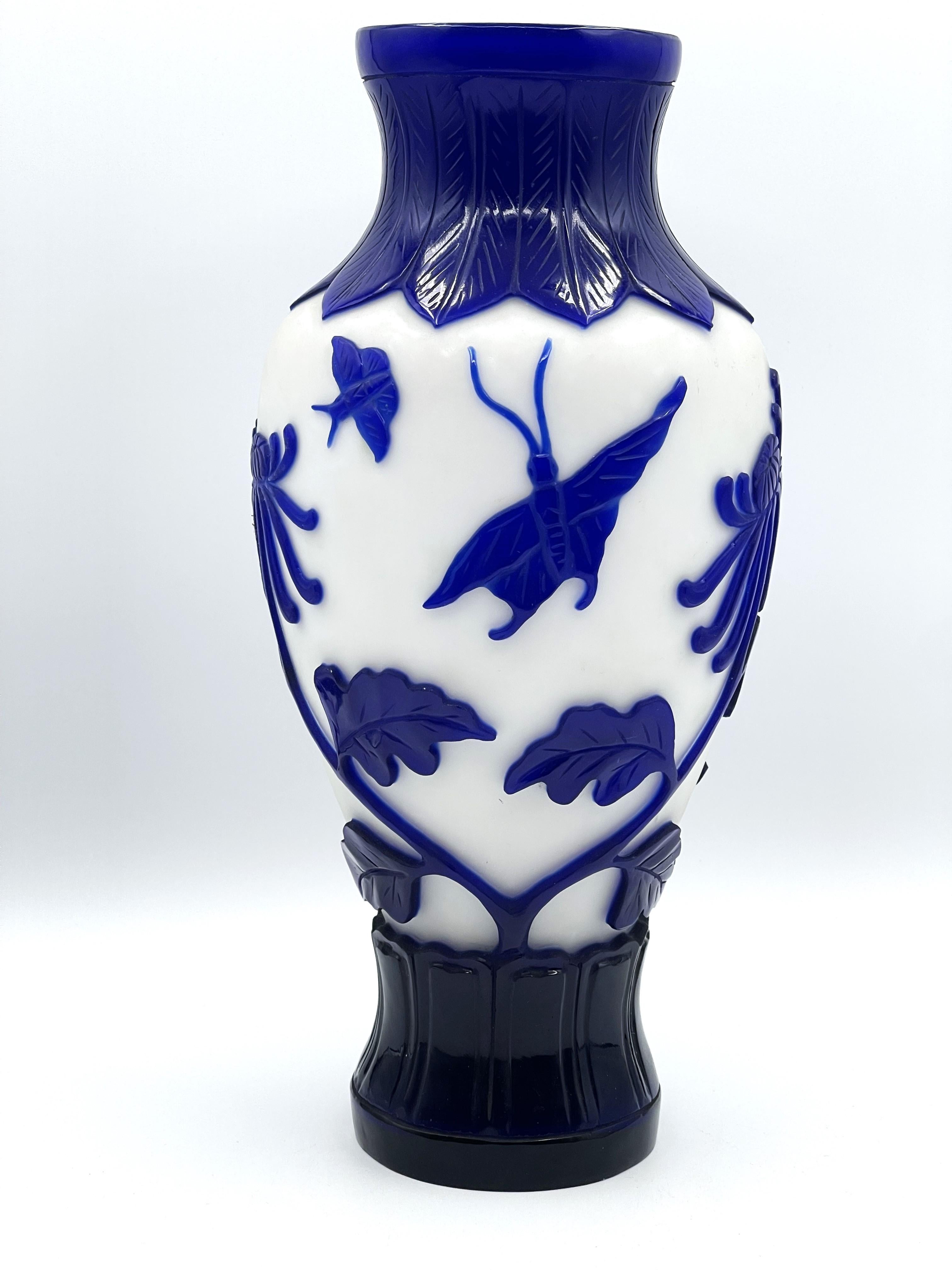 Vase chinois en verre camée bleu et blanc de Whiting, vers 1900-1920                 

DIMENSIONS :
Hauteur : 12.5 pouces
Diamètre : 5,5 pouces

À PROPOS DU VERRE CHINOIS DE PÉKIN
Le verre à camée bleu et blanc taillé de Pékin désigne un style