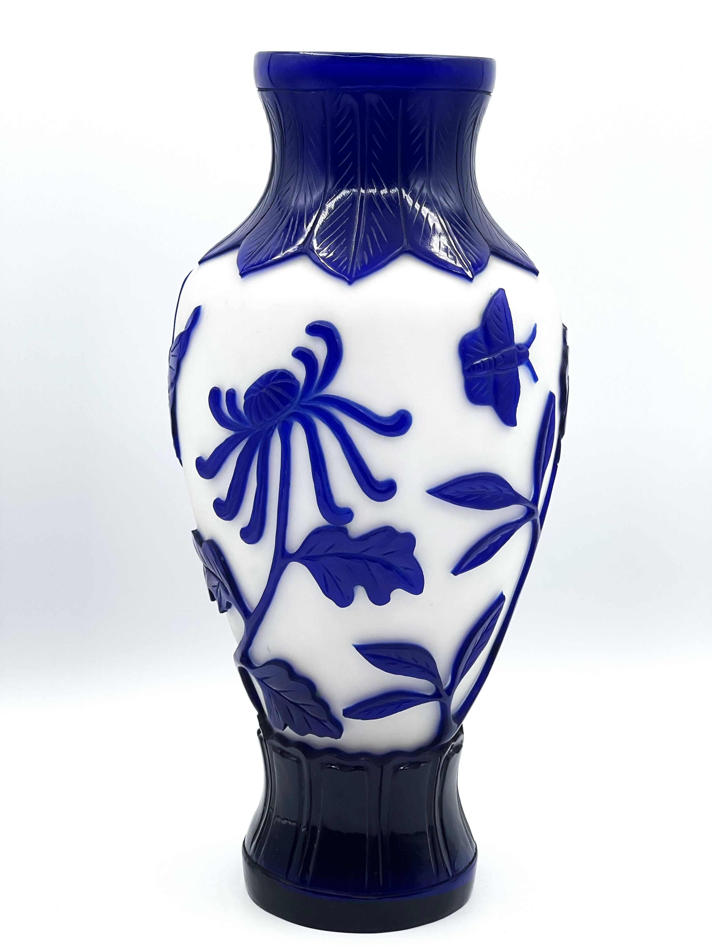 Japonisme Vase chinois en verre camée bleu et blanc taillé à Pékin, vers 1900-1920 en vente