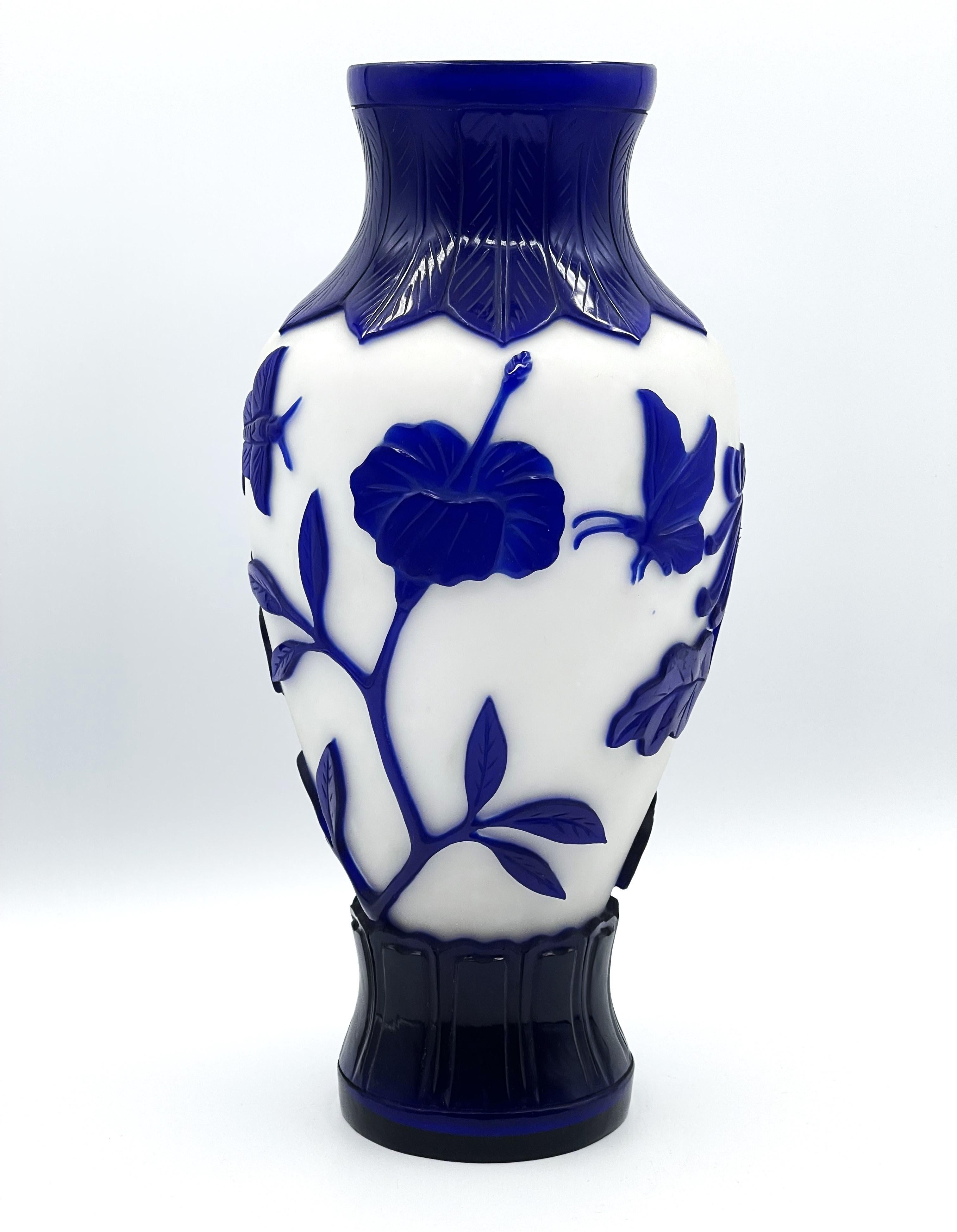 Japonais Vase chinois en verre camée bleu et blanc taillé à Pékin, vers 1900-1920 en vente