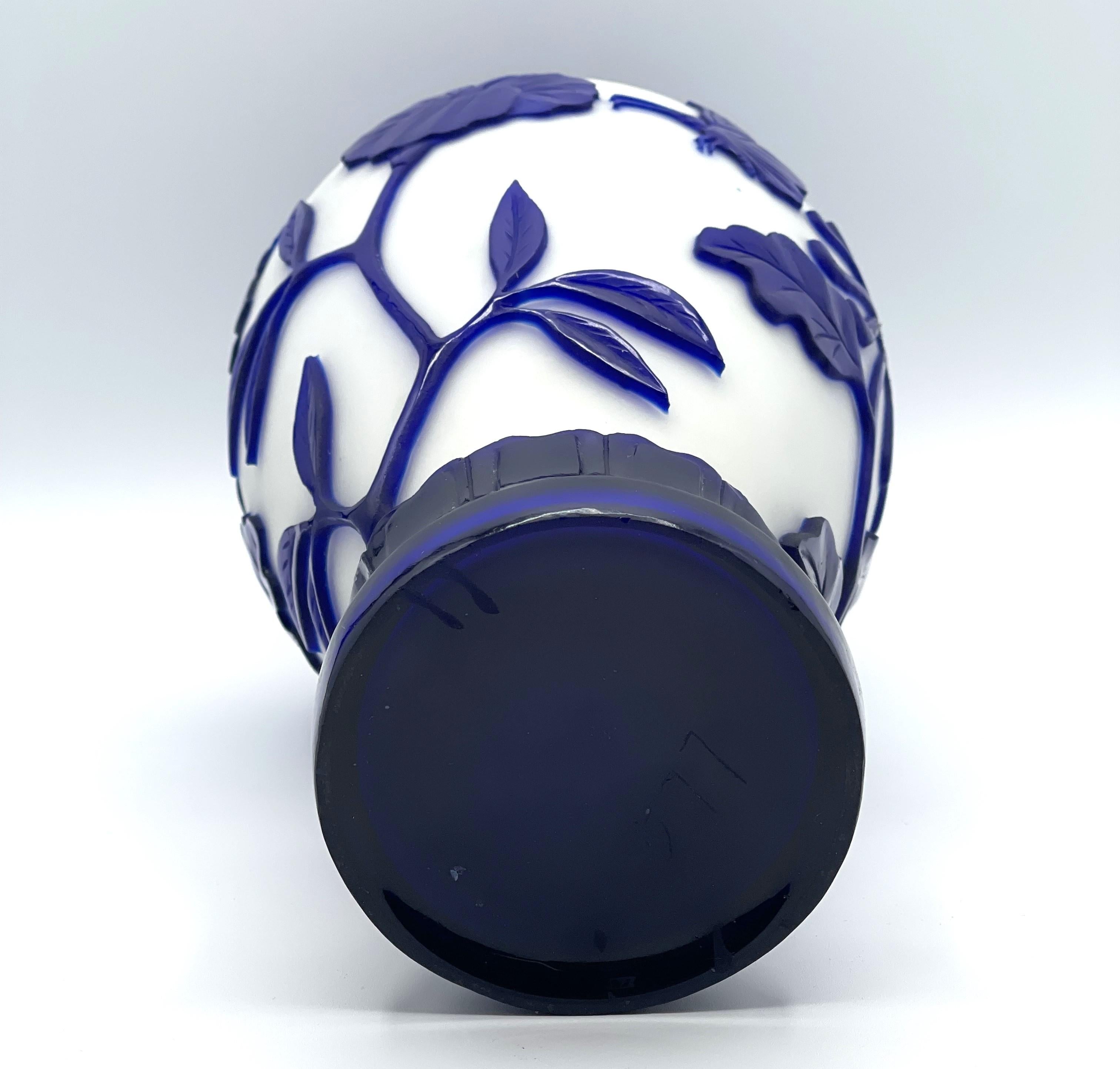 Fait main Vase chinois en verre camée bleu et blanc taillé à Pékin, vers 1900-1920 en vente
