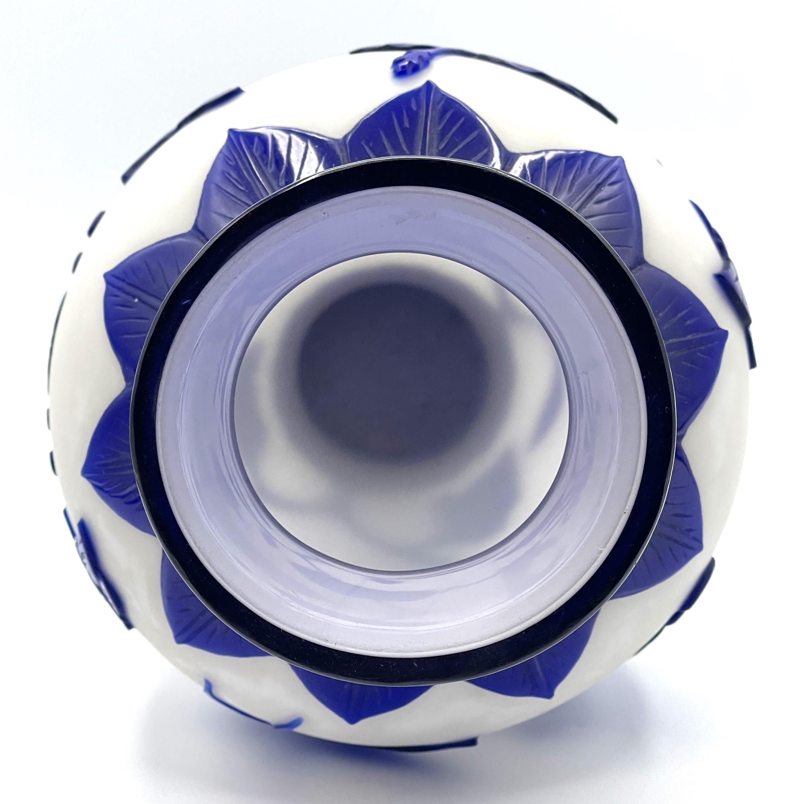 Vase chinois en verre camée bleu et blanc taillé à Pékin, vers 1900-1920 Bon état - En vente à New York, NY