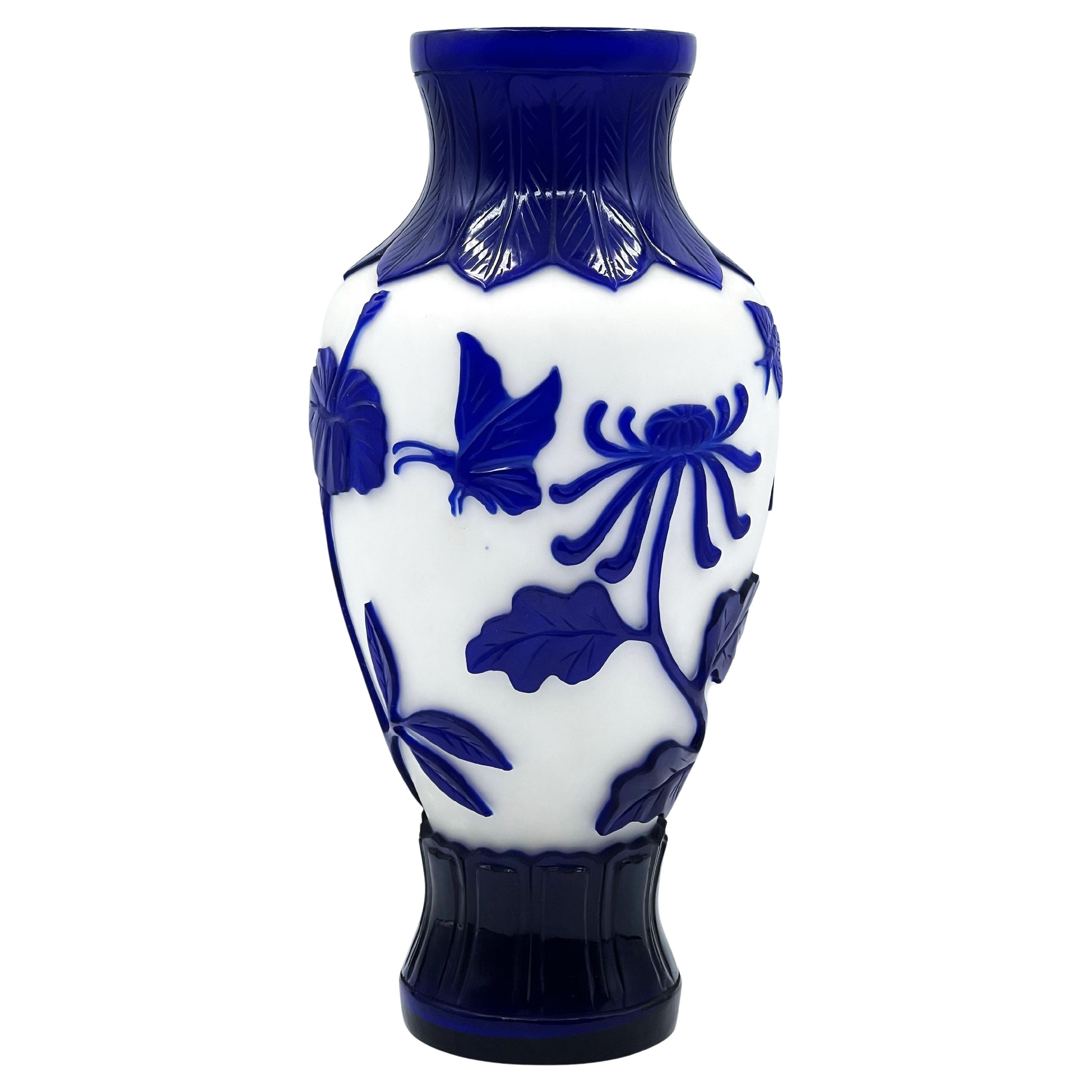 Jarrón chino de cristal camafeo azul y blanco tallado de Pekín, ca. 1900-1920
