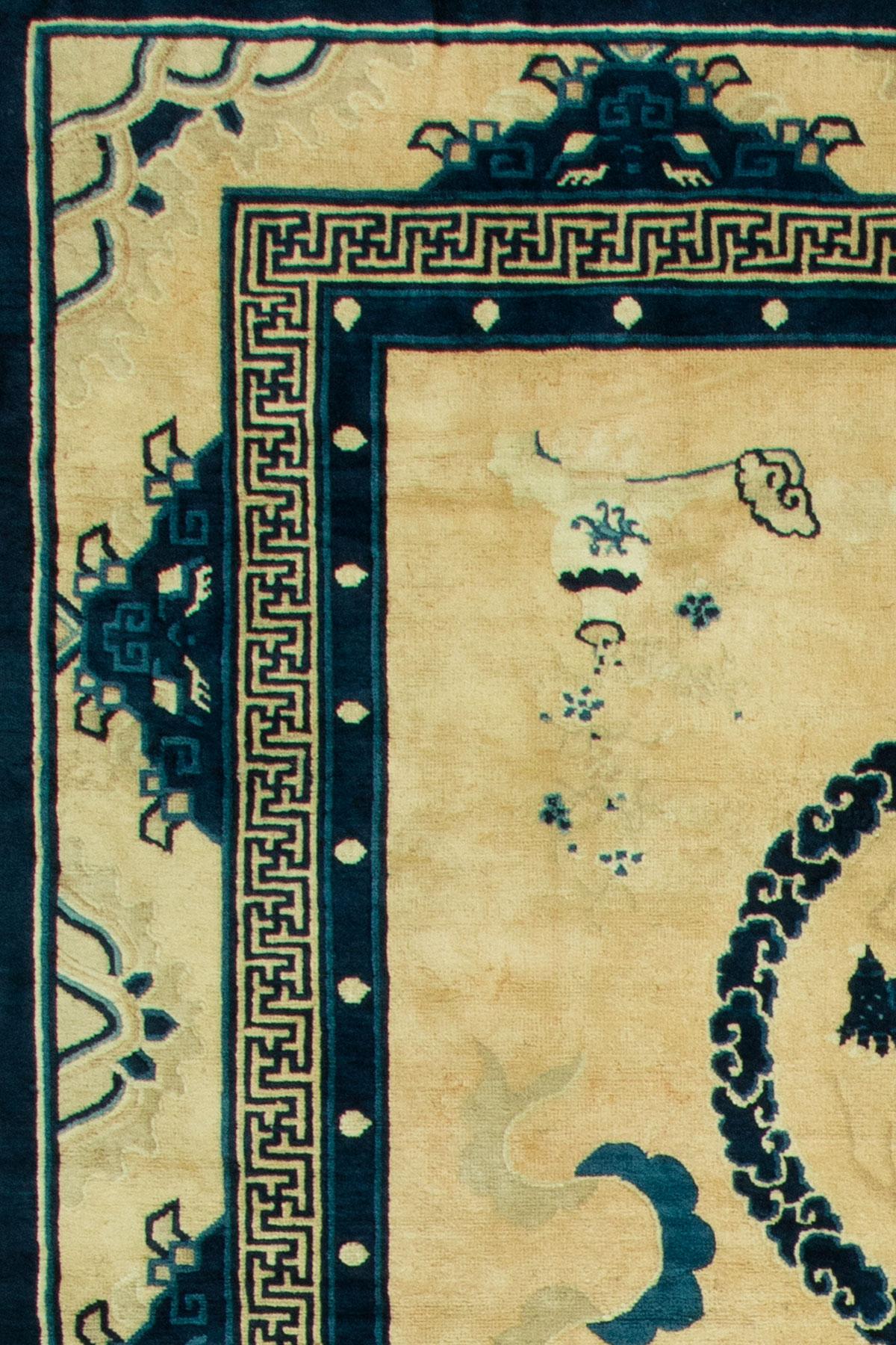 Très rare tapis chinois ancien de Pékin avec des dragons picturaux répartis en 5 motifs circulaires ronds sur un fond couleur os. Une qualité exceptionnelle également.

Les dragons chinois sont un symbole important et puissant dans le monde