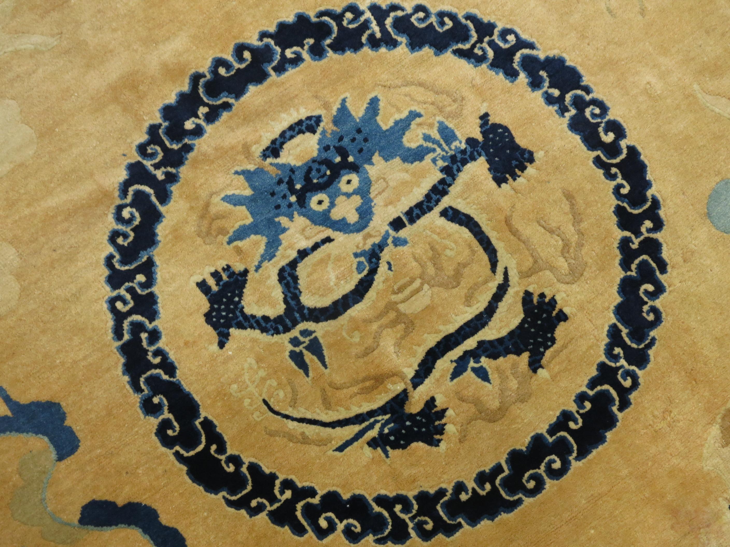 Tapis chinois en forme de dragon de Pékin Bon état - En vente à New York, NY